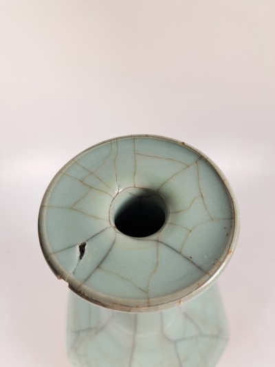 27086606g - Seladon-Vase, China, mit Craquelé, octagonale Form, langer Hals, am Ausguß ...