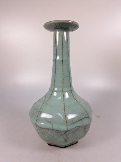 27086606h - Seladon-Vase, China, mit Craquelé, octagonale Form, langer Hals, am Ausguß ...