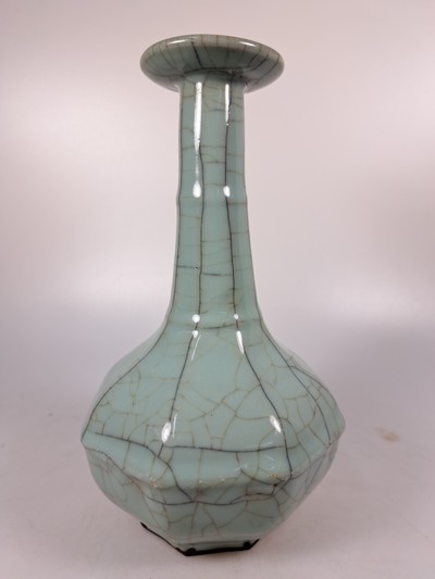 27086606i - Seladon-Vase, China, mit Craquelé, octagonale Form, langer Hals, am Ausguß ...