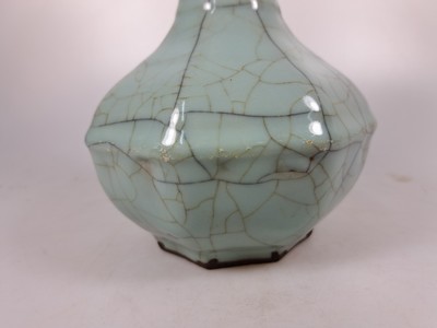 27086606j - Seladon-Vase, China, mit Craquelé, octagonale Form, langer Hals, am Ausguß ...