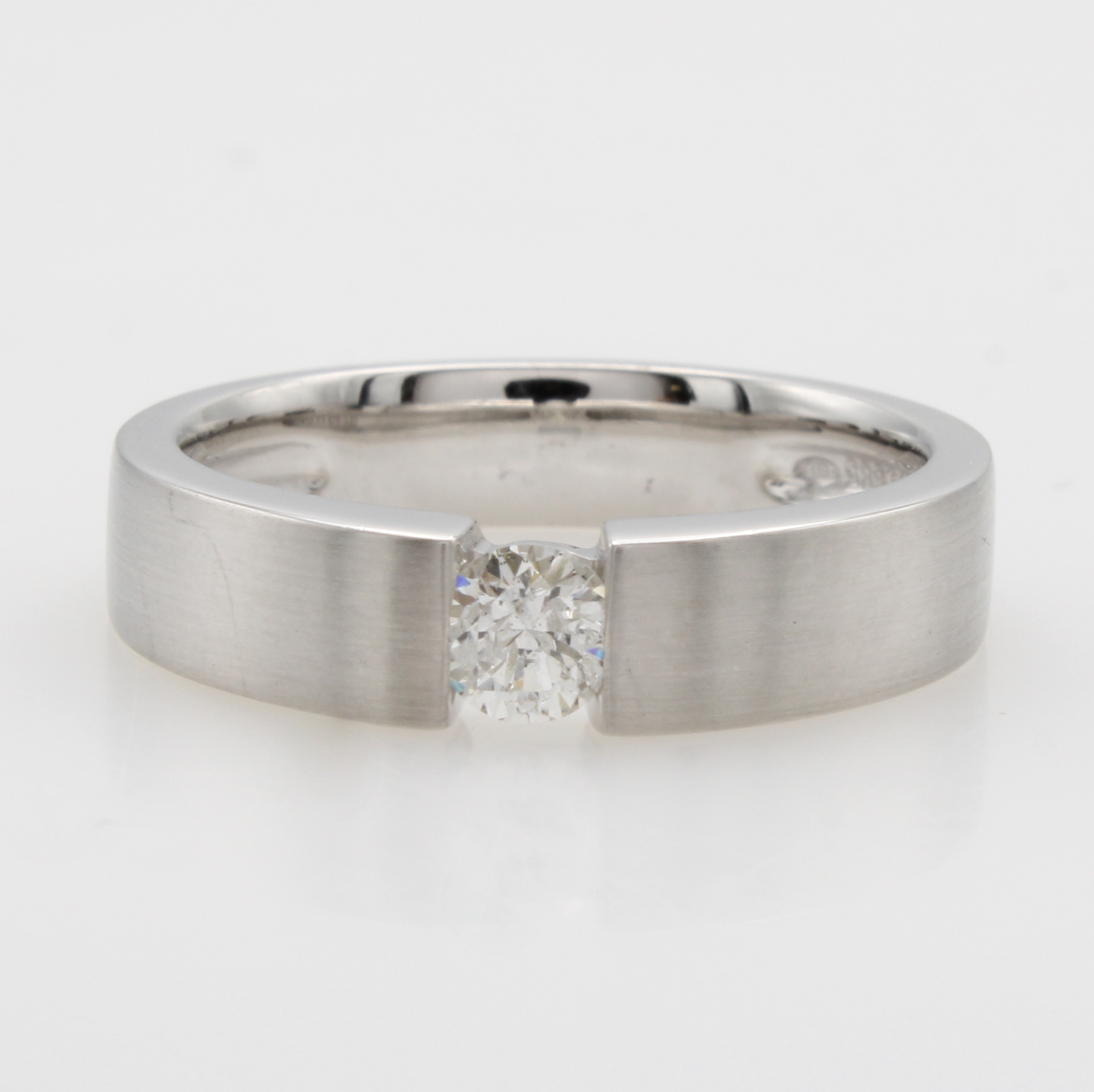 Image 27086846 - Ring mit Brillantsolitär, WG 585/000, z.T. matt., Brill. ca. 0.25 ct Weiß/p, RW ca. 56