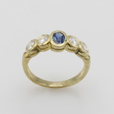 27086839a - Ring mit Brillanten und Saphir, GG 585/000, Brill. zus. ca. 0.68 ct Weiß/si, ovaler ...