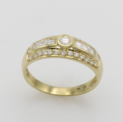 27086841a - Ring mit Brillanten und Diamanten, GG 585/ 000, 6 Diamantcarrées u. Brill. zus. ca. ...