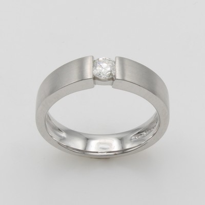 27086846a - Ring mit Brillantsolitär, WG 585/000, z.T. matt., Brill. ca. 0.25 ct Weiß/p, RW ca. 56