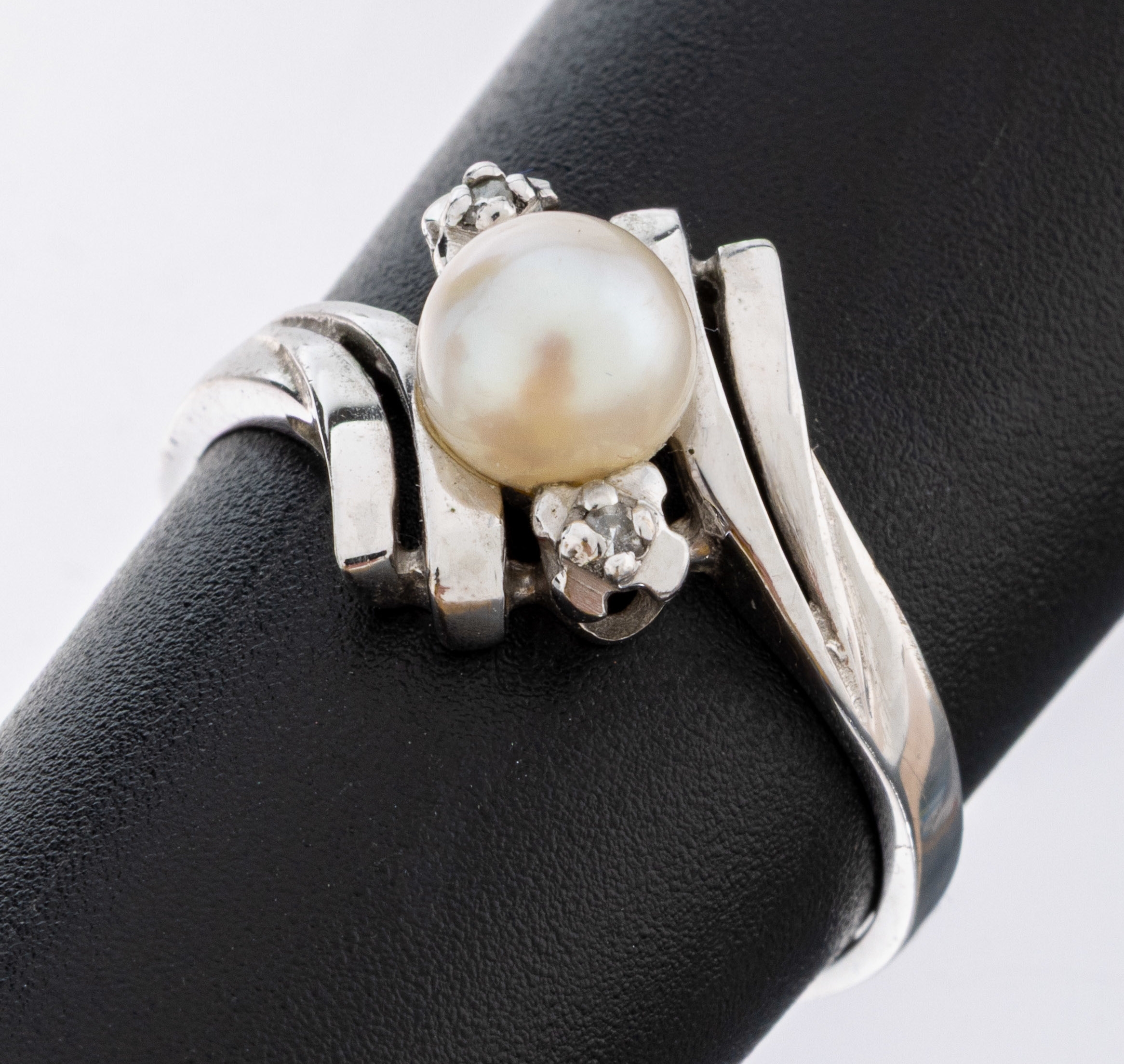 Image 27086965 - 14 kt Gold Perl-Diamant-Ring, WG 585/000, Akoyazuchtperle, D. ca. 5.8 mm, 2 kl. 8/8- ...