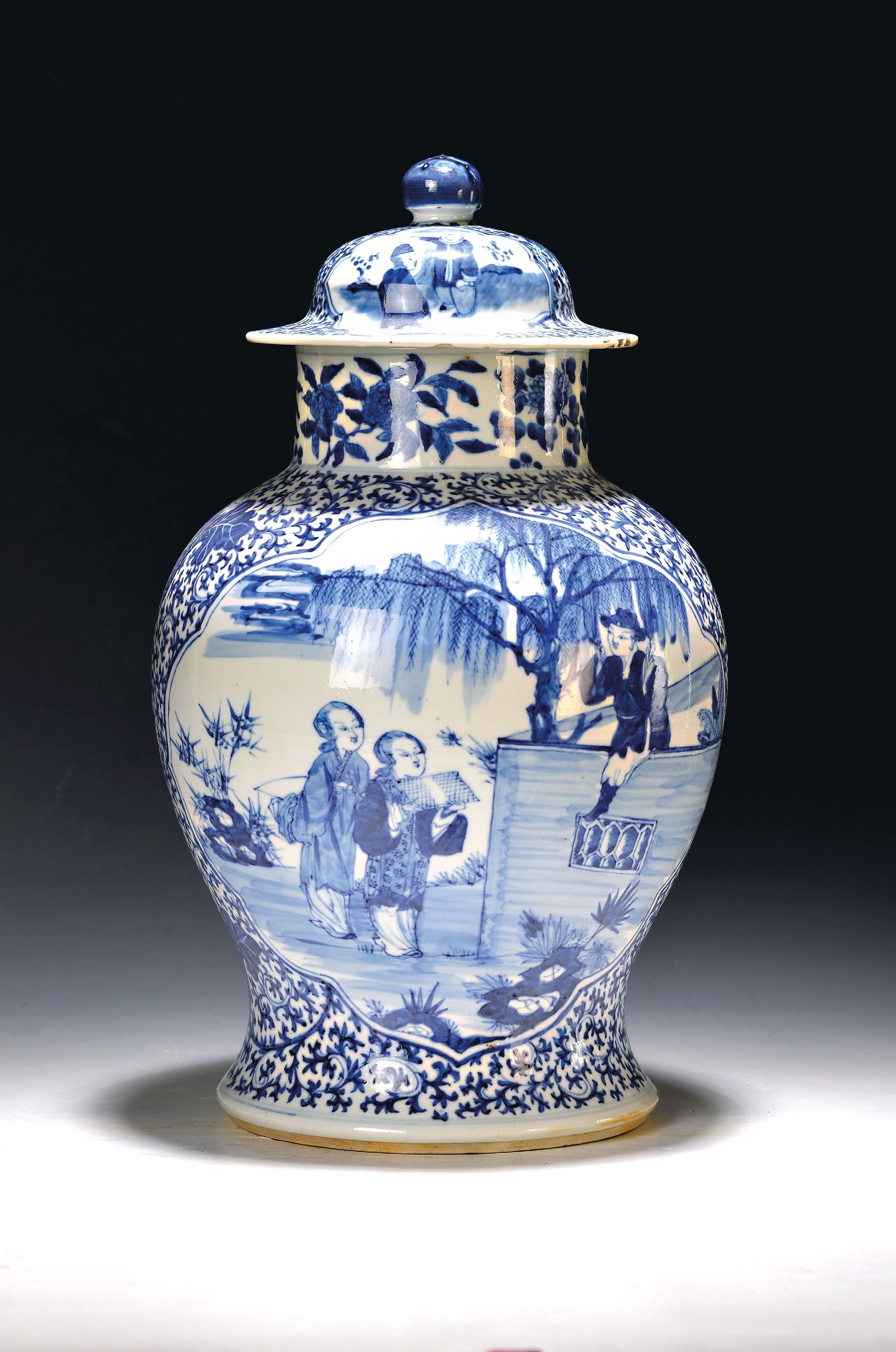 Image 27087179 - Deckelvase mit Blaumalerei, China, 20.Jh., Porzellan, unterglasurblaue Malerei, Paar ...
