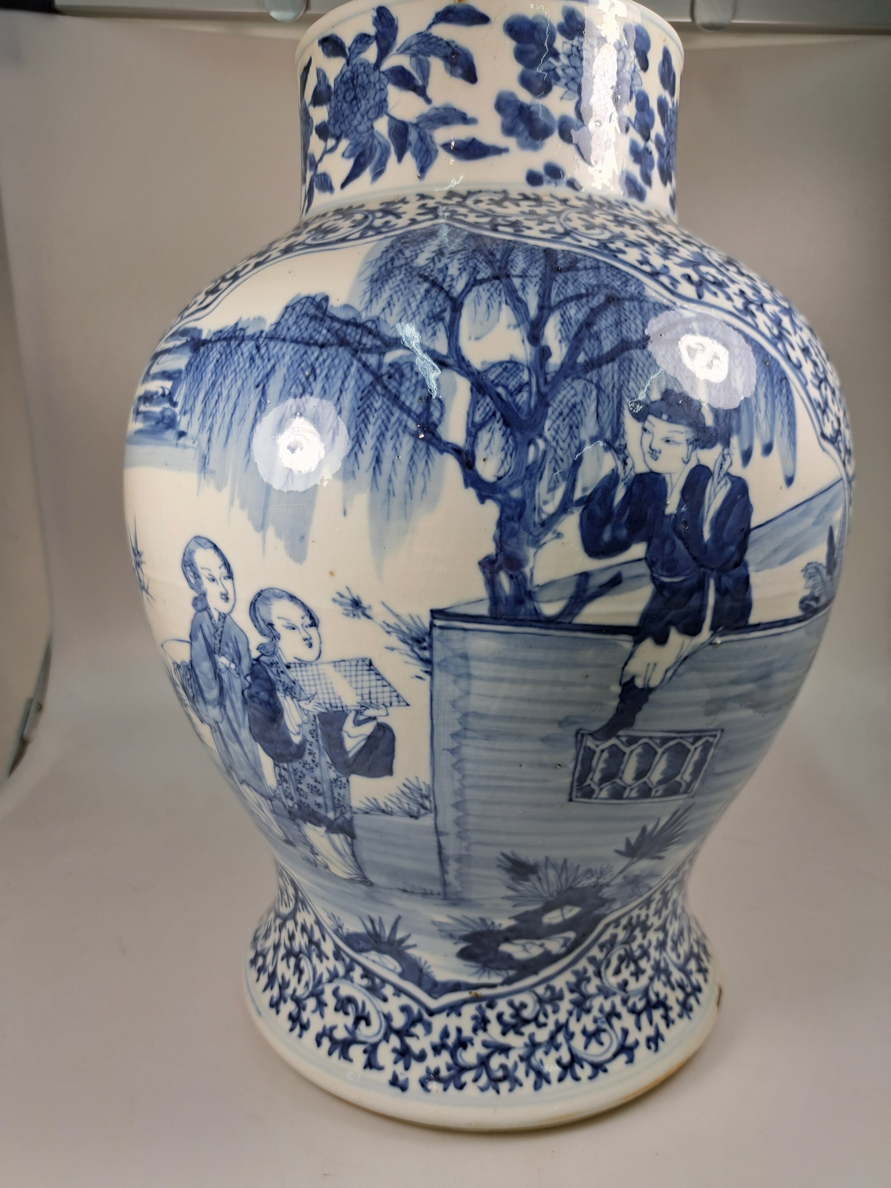 Detail a: Deckelvase mit Blaumalerei, China, 20.Jh., Porzellan, unterglasurblaue Malerei, Paar Kartuschen mit Figurenszenen, mehrfach best. H. 45cm, Bodenmarke ...