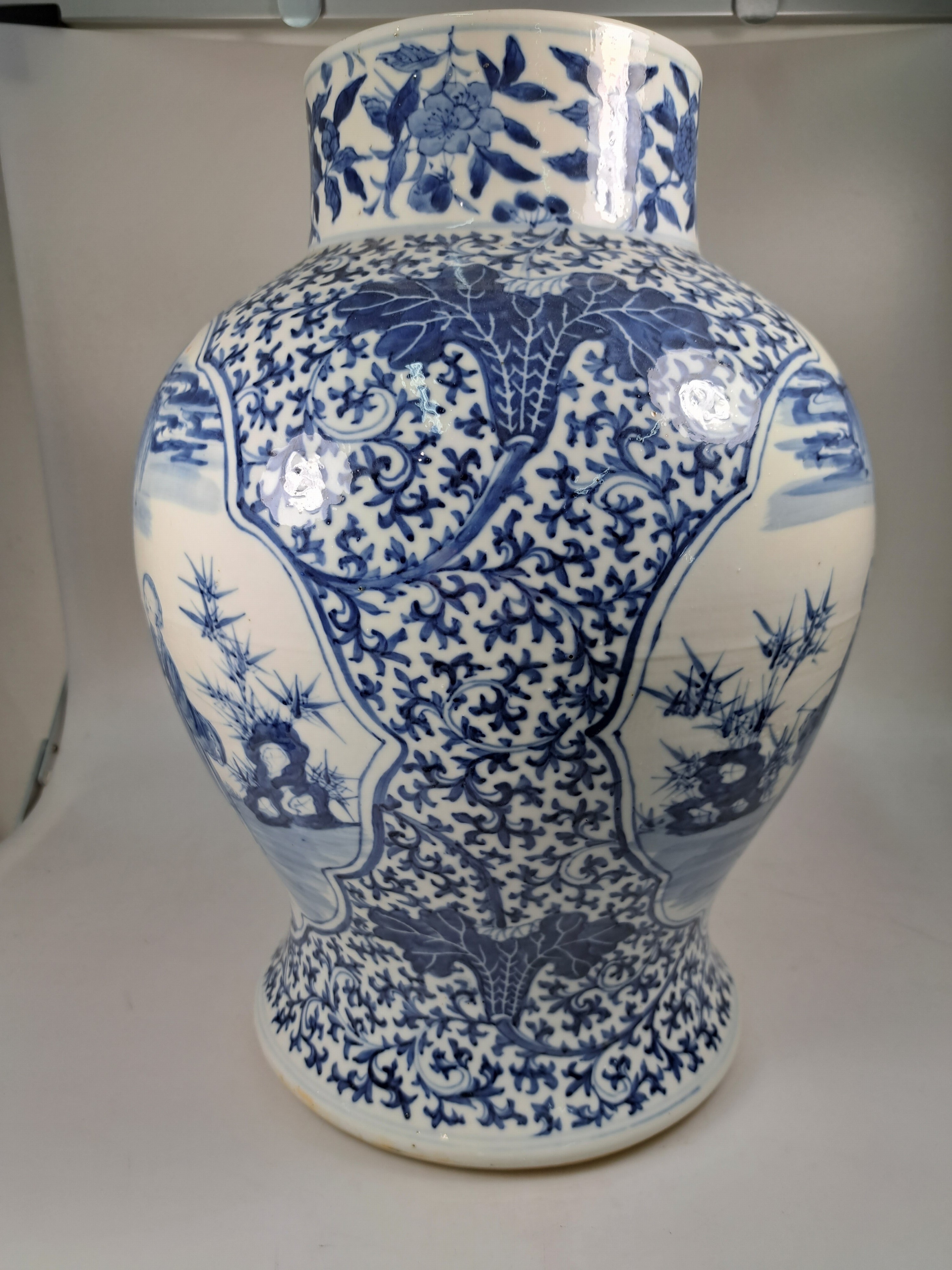 Detail b: Deckelvase mit Blaumalerei, China, 20.Jh., Porzellan, unterglasurblaue Malerei, Paar Kartuschen mit Figurenszenen, mehrfach best. H. 45cm, Bodenmarke ...