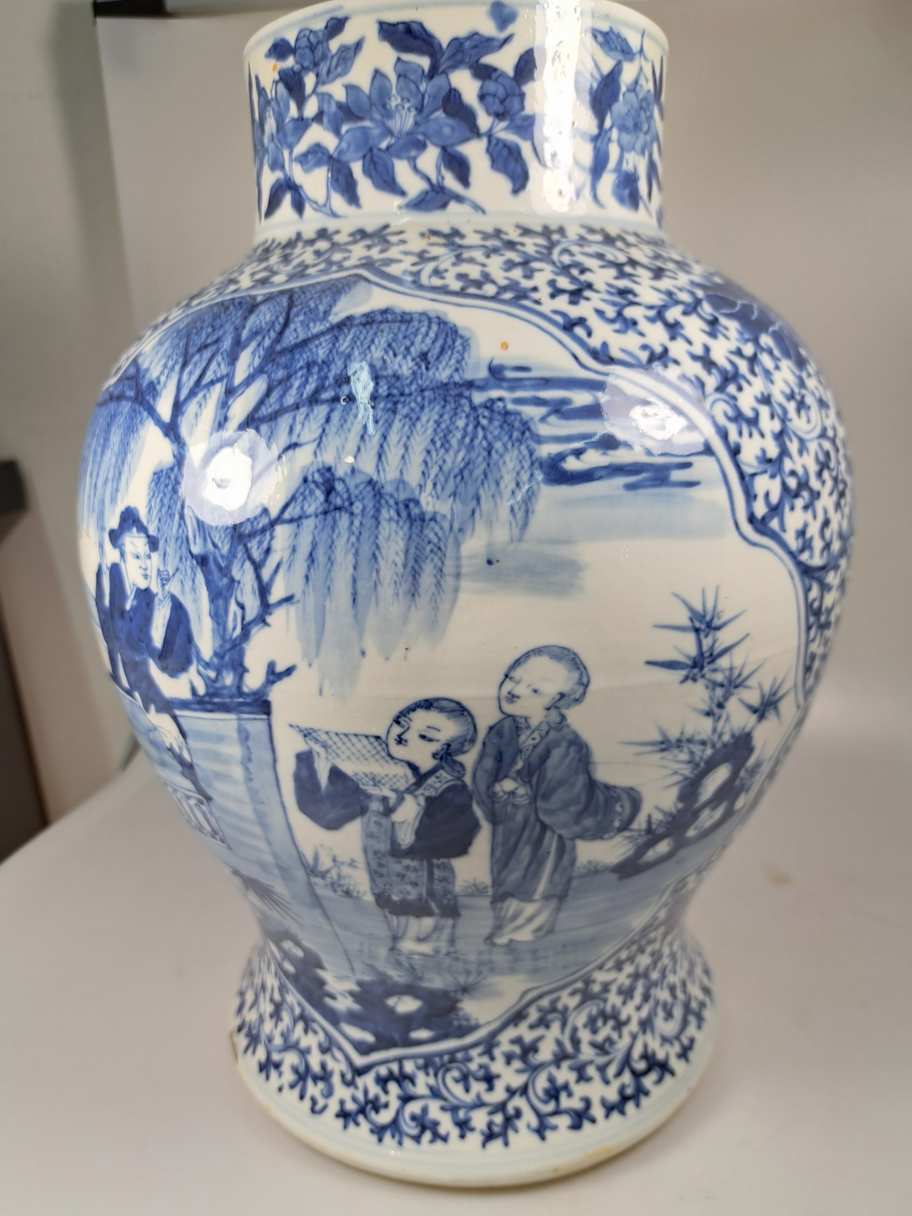Detail c: Deckelvase mit Blaumalerei, China, 20.Jh., Porzellan, unterglasurblaue Malerei, Paar Kartuschen mit Figurenszenen, mehrfach best. H. 45cm, Bodenmarke ...