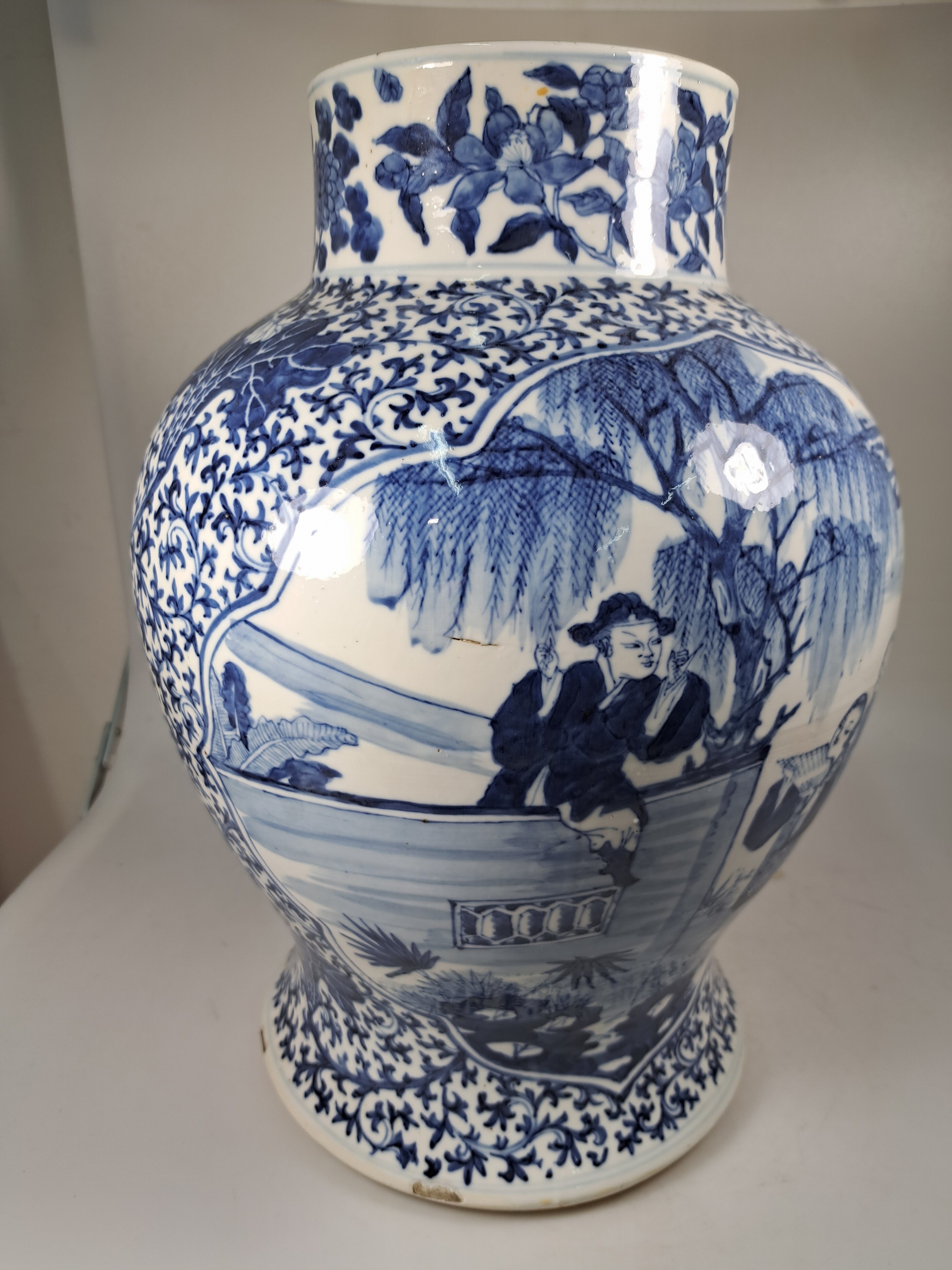 Detail d: Deckelvase mit Blaumalerei, China, 20.Jh., Porzellan, unterglasurblaue Malerei, Paar Kartuschen mit Figurenszenen, mehrfach best. H. 45cm, Bodenmarke ...