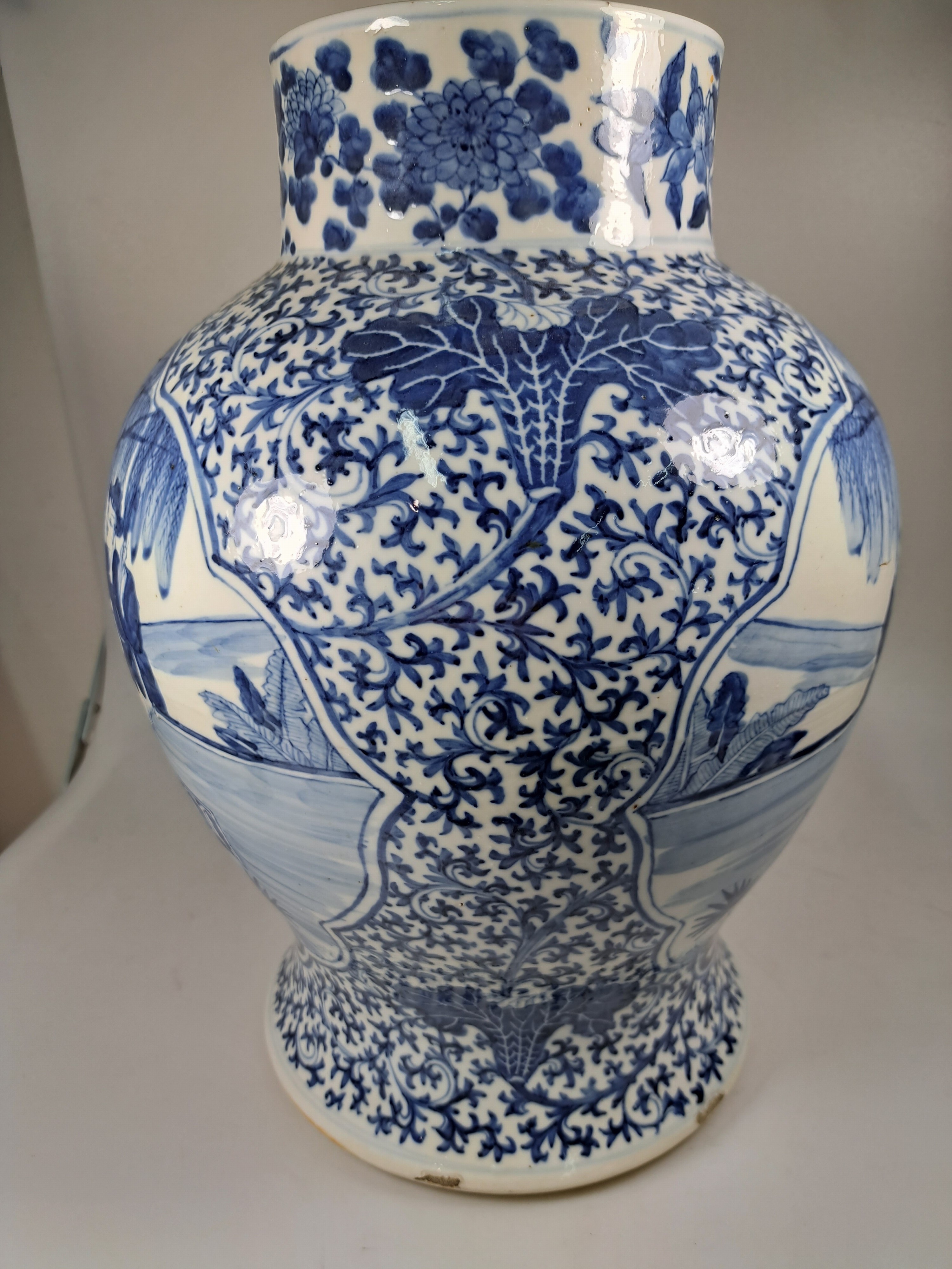 Detail e: Deckelvase mit Blaumalerei, China, 20.Jh., Porzellan, unterglasurblaue Malerei, Paar Kartuschen mit Figurenszenen, mehrfach best. H. 45cm, Bodenmarke ...