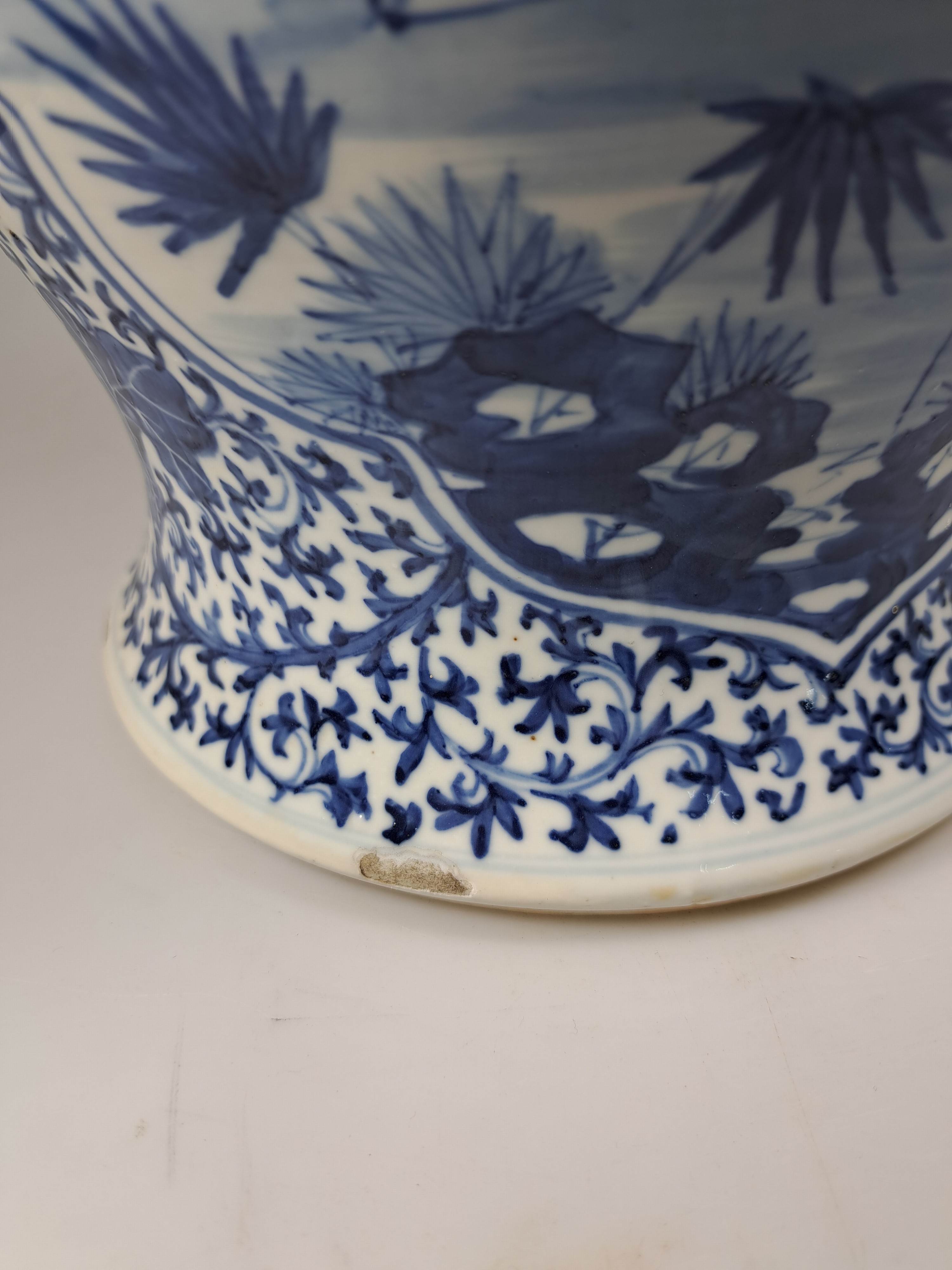 Detail g: Deckelvase mit Blaumalerei, China, 20.Jh., Porzellan, unterglasurblaue Malerei, Paar Kartuschen mit Figurenszenen, mehrfach best. H. 45cm, Bodenmarke ...