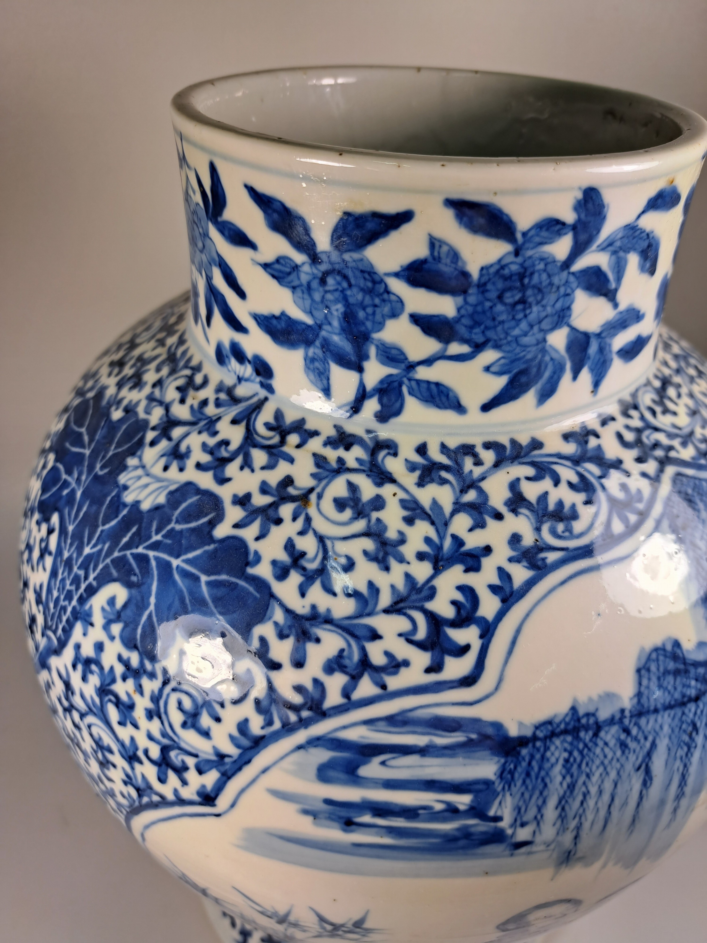 Detail h: Deckelvase mit Blaumalerei, China, 20.Jh., Porzellan, unterglasurblaue Malerei, Paar Kartuschen mit Figurenszenen, mehrfach best. H. 45cm, Bodenmarke ...