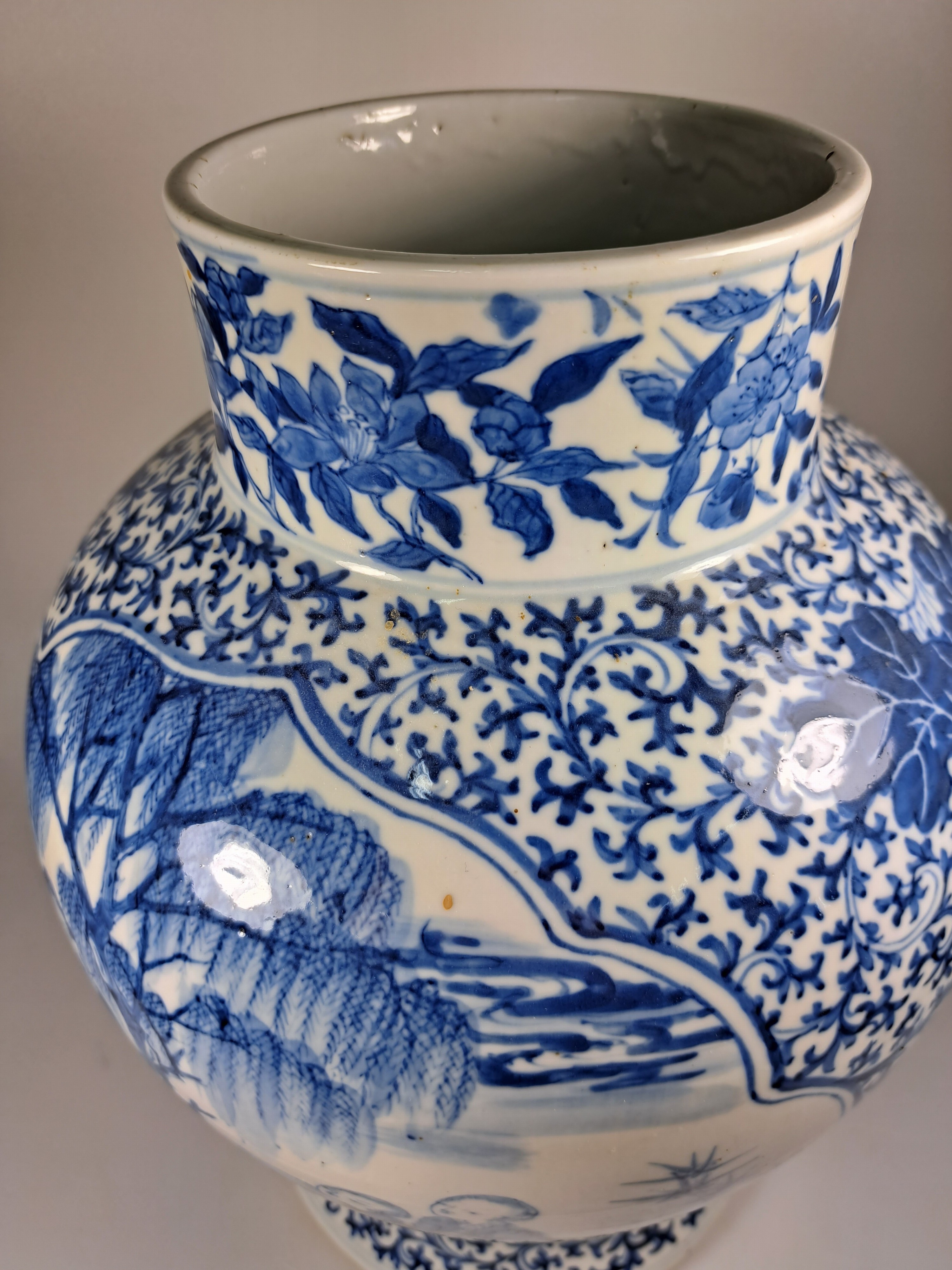 Detail i: Deckelvase mit Blaumalerei, China, 20.Jh., Porzellan, unterglasurblaue Malerei, Paar Kartuschen mit Figurenszenen, mehrfach best. H. 45cm, Bodenmarke ...