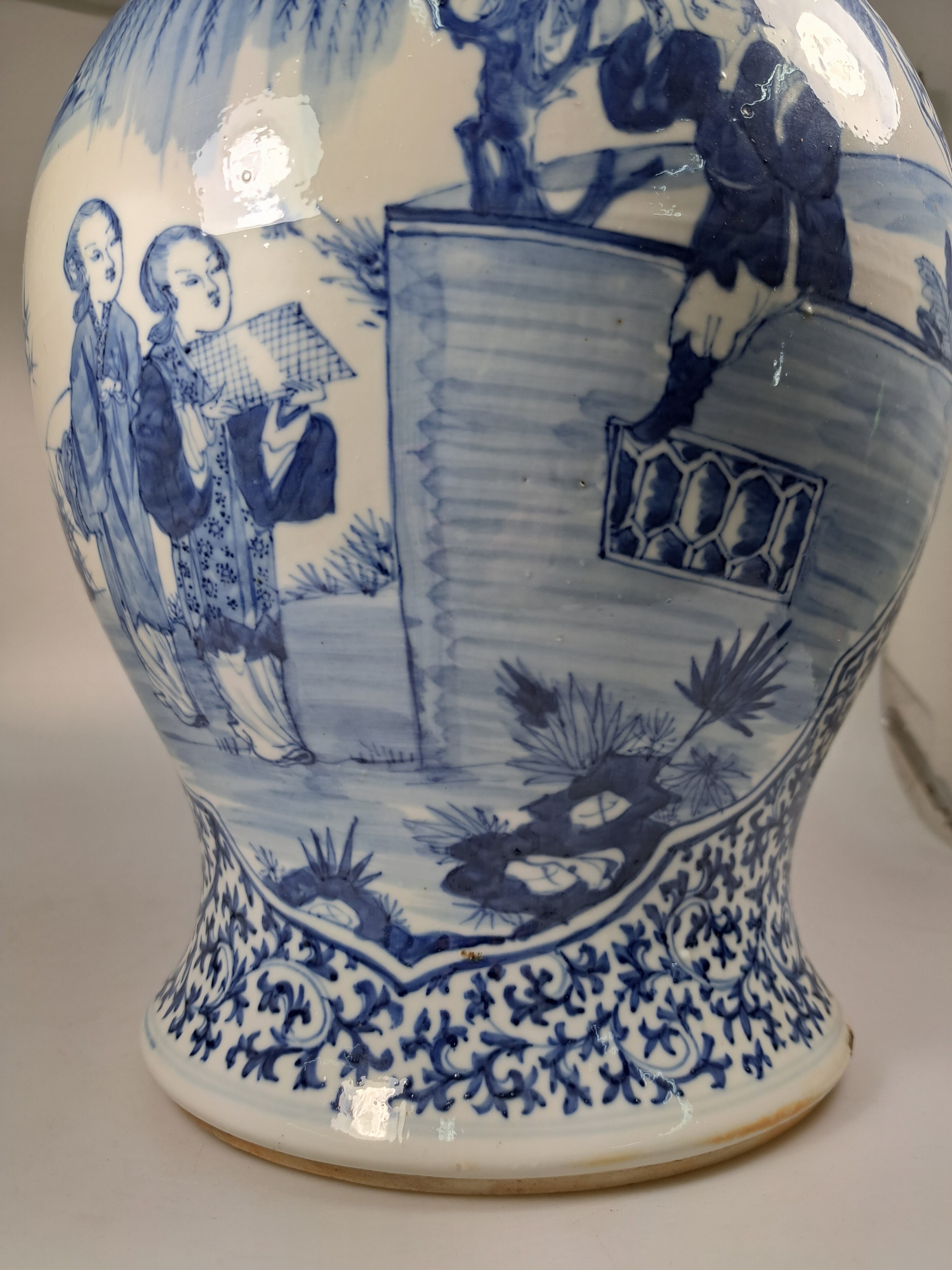 Detail j: Deckelvase mit Blaumalerei, China, 20.Jh., Porzellan, unterglasurblaue Malerei, Paar Kartuschen mit Figurenszenen, mehrfach best. H. 45cm, Bodenmarke ...