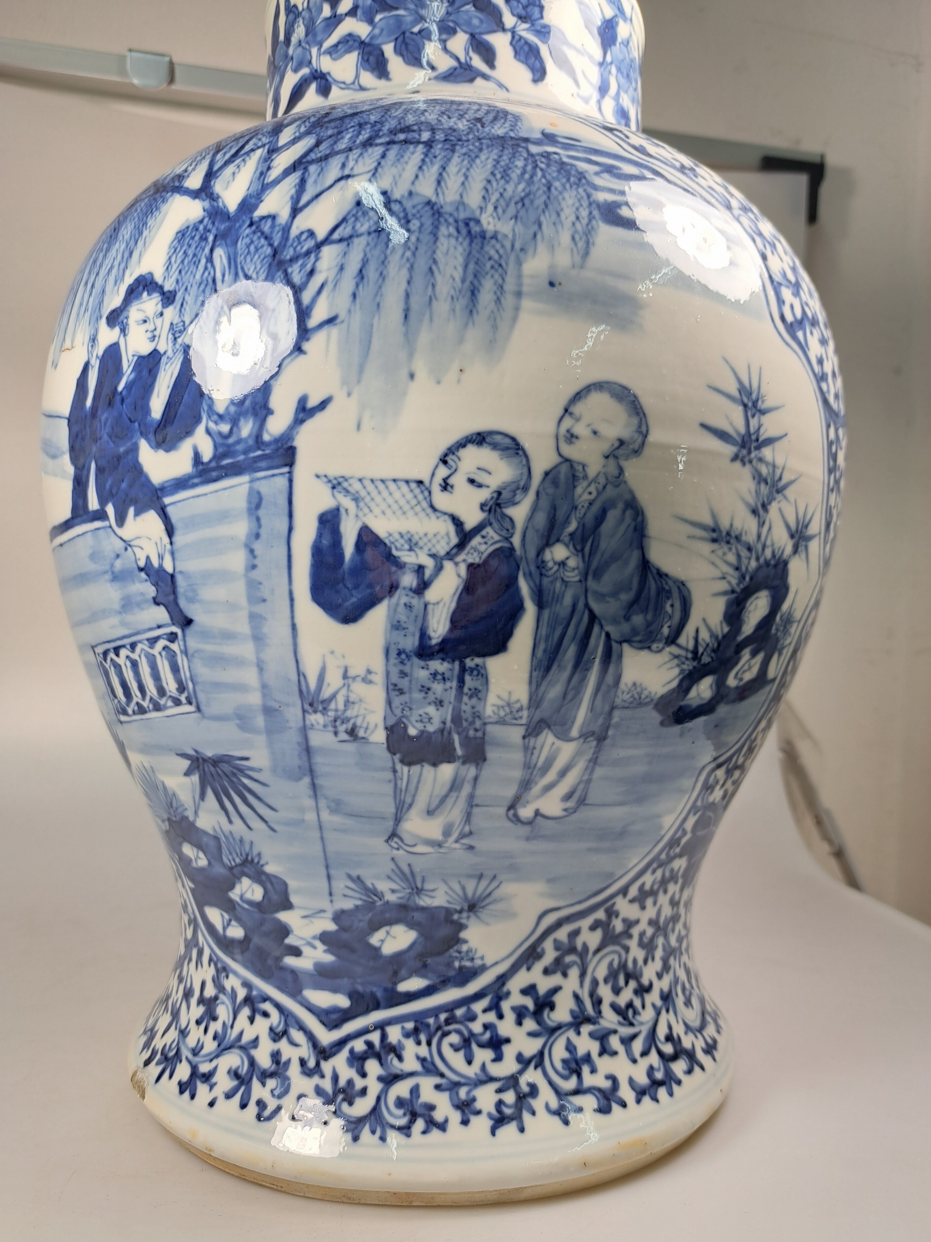 Detail k: Deckelvase mit Blaumalerei, China, 20.Jh., Porzellan, unterglasurblaue Malerei, Paar Kartuschen mit Figurenszenen, mehrfach best. H. 45cm, Bodenmarke ...