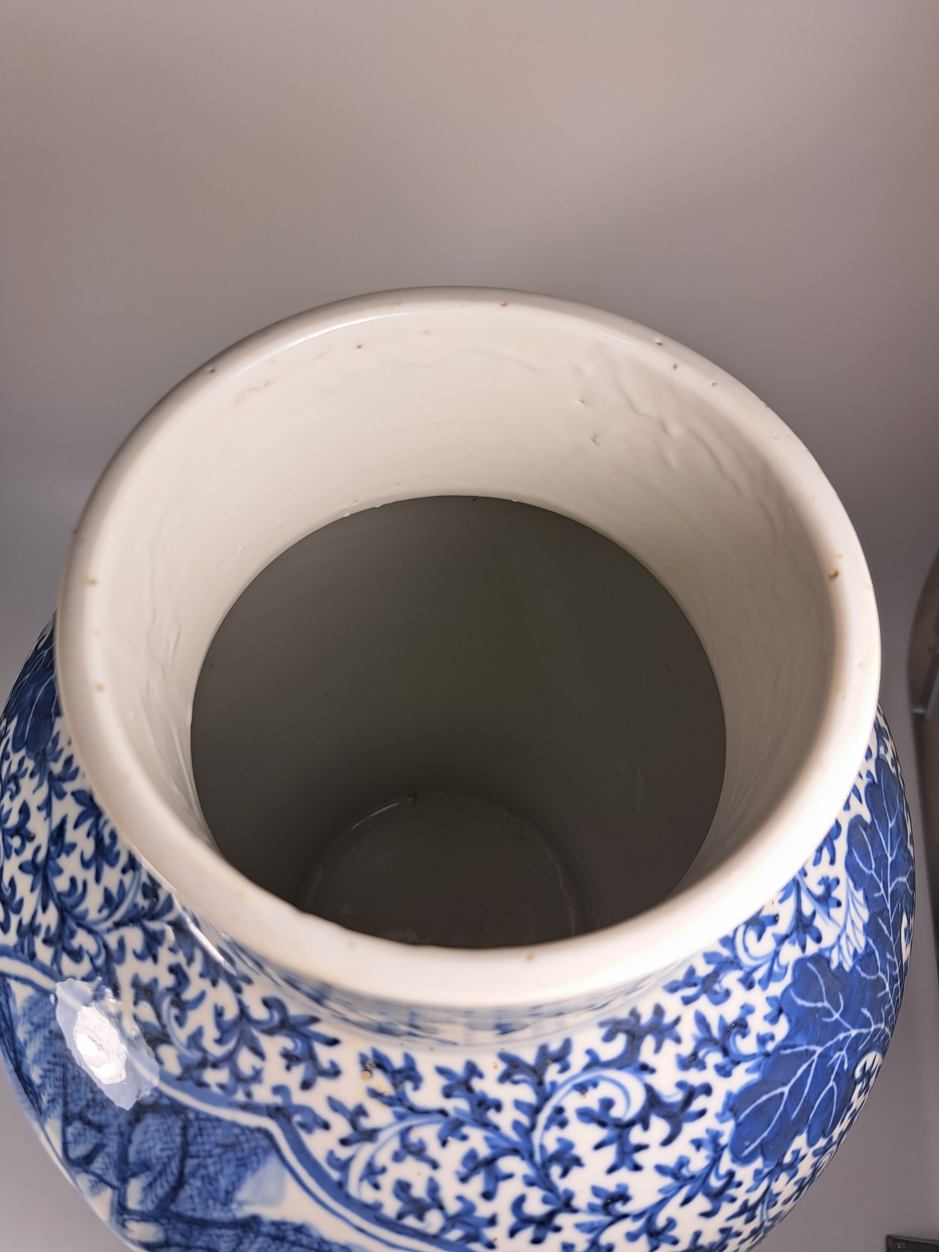 Detail l: Deckelvase mit Blaumalerei, China, 20.Jh., Porzellan, unterglasurblaue Malerei, Paar Kartuschen mit Figurenszenen, mehrfach best. H. 45cm, Bodenmarke ...