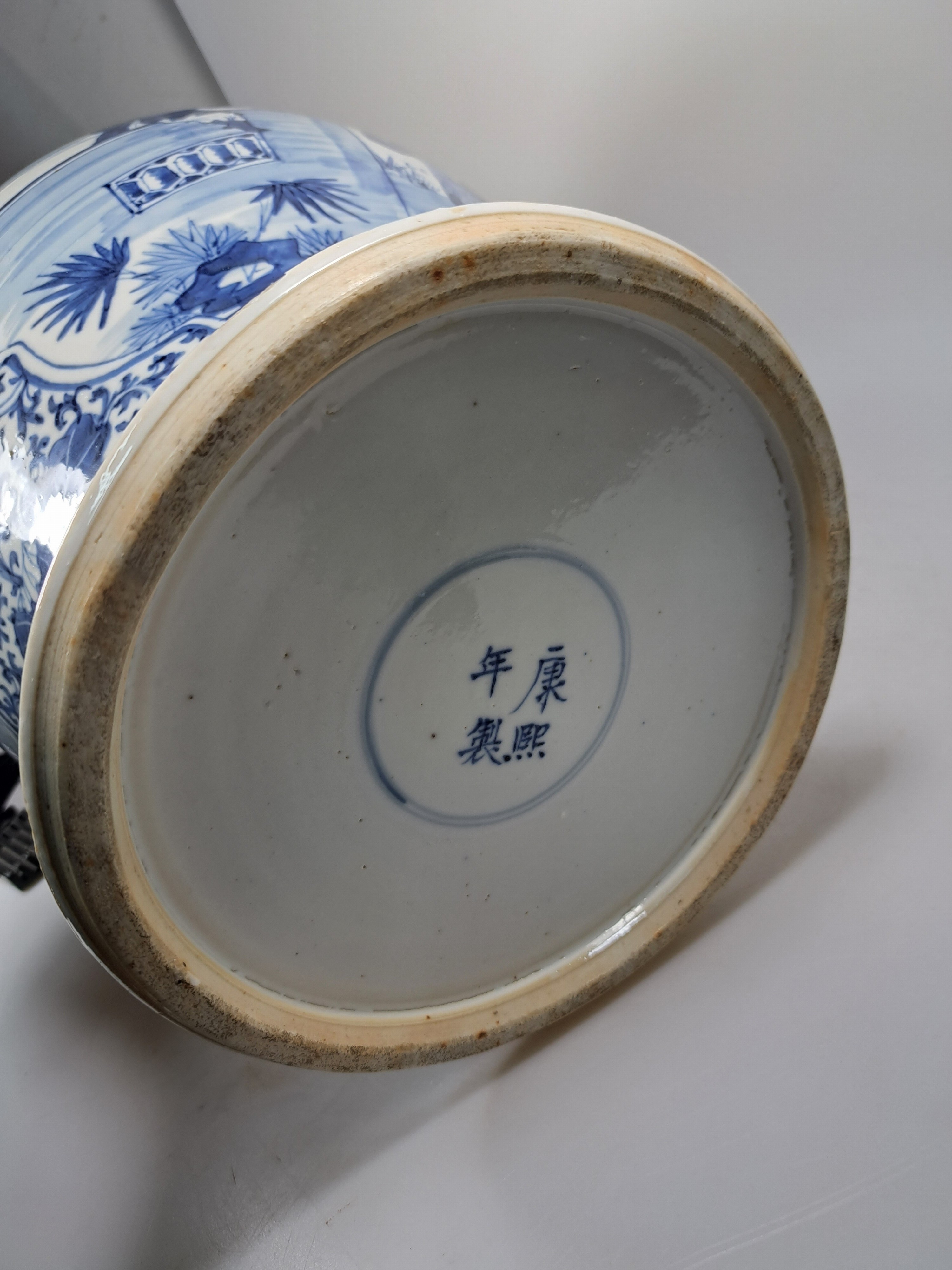 Detail m: Deckelvase mit Blaumalerei, China, 20.Jh., Porzellan, unterglasurblaue Malerei, Paar Kartuschen mit Figurenszenen, mehrfach best. H. 45cm, Bodenmarke ...