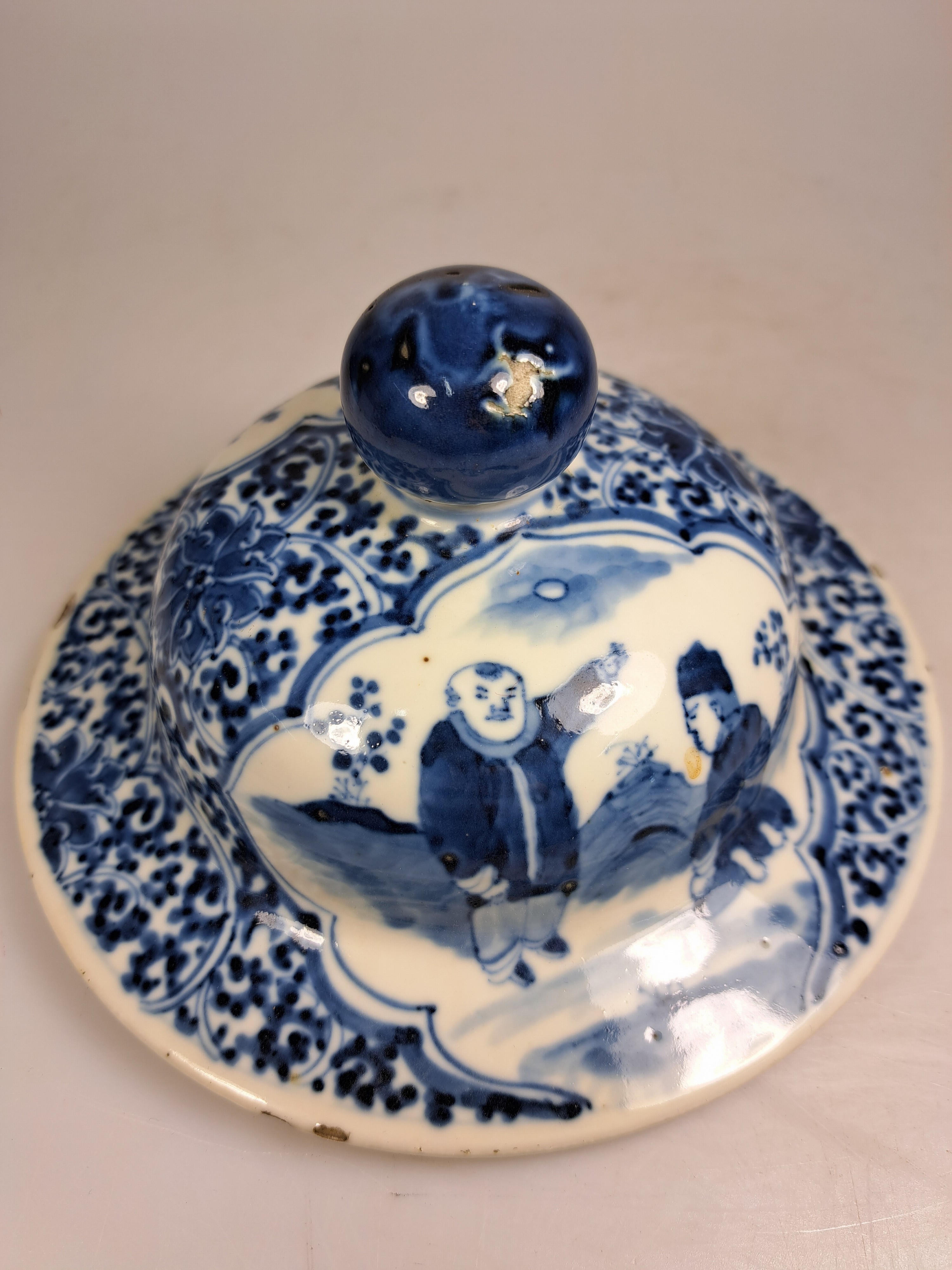 Detail o: Deckelvase mit Blaumalerei, China, 20.Jh., Porzellan, unterglasurblaue Malerei, Paar Kartuschen mit Figurenszenen, mehrfach best. H. 45cm, Bodenmarke ...