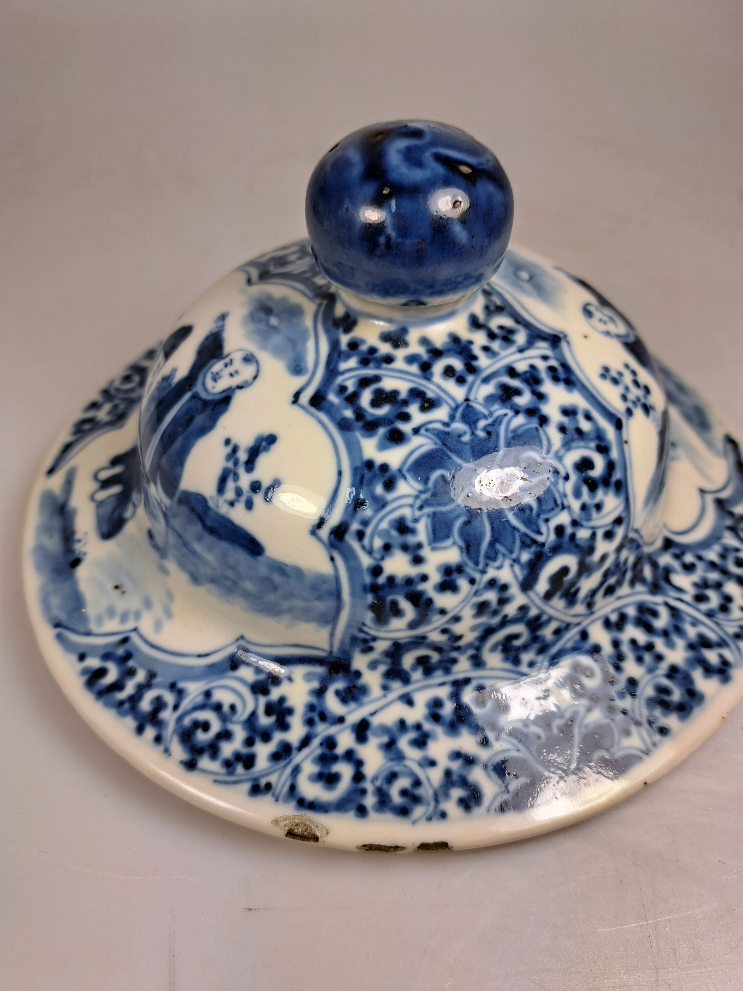 Detail p: Deckelvase mit Blaumalerei, China, 20.Jh., Porzellan, unterglasurblaue Malerei, Paar Kartuschen mit Figurenszenen, mehrfach best. H. 45cm, Bodenmarke ...