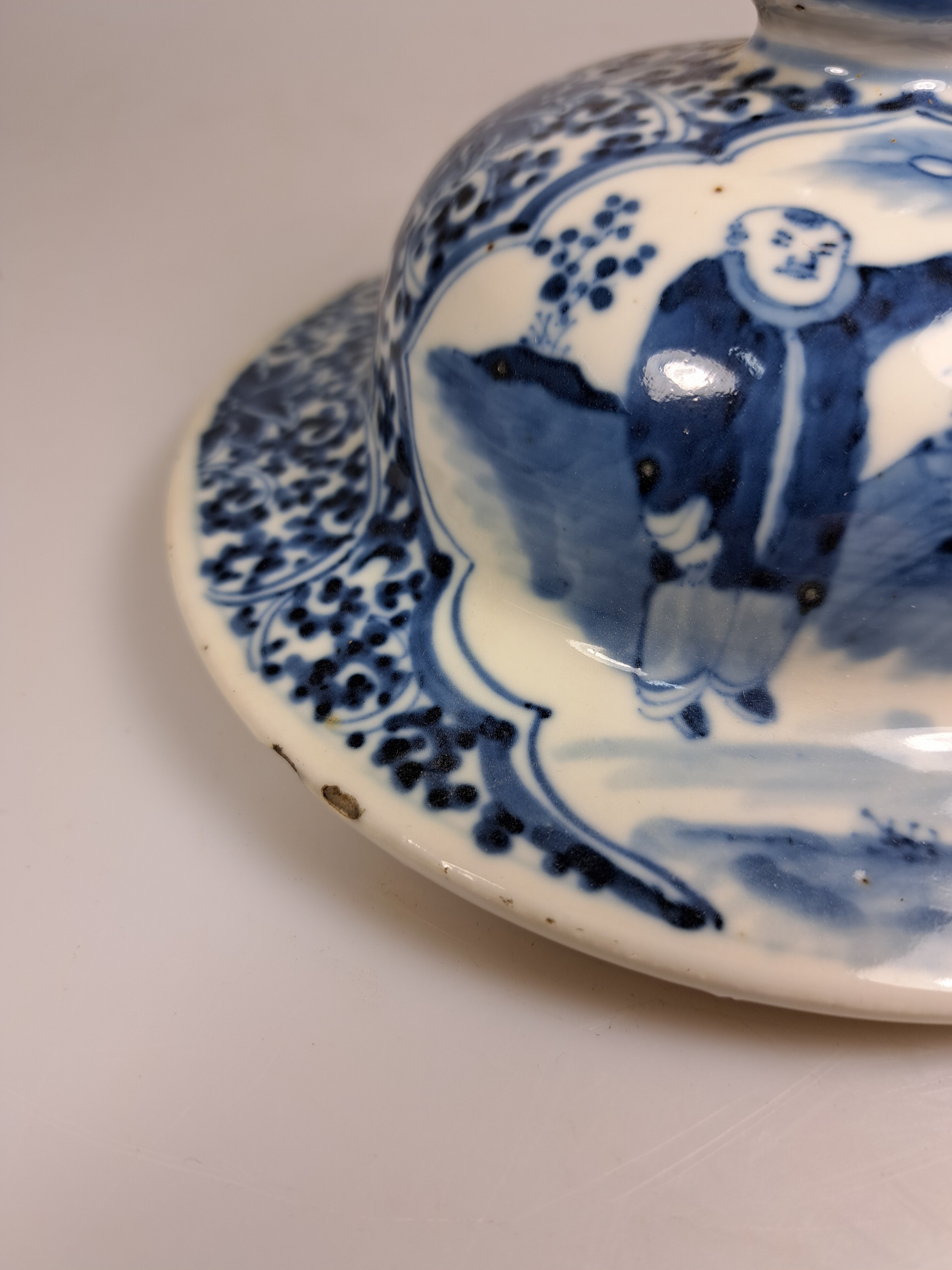 Detail q: Deckelvase mit Blaumalerei, China, 20.Jh., Porzellan, unterglasurblaue Malerei, Paar Kartuschen mit Figurenszenen, mehrfach best. H. 45cm, Bodenmarke ...