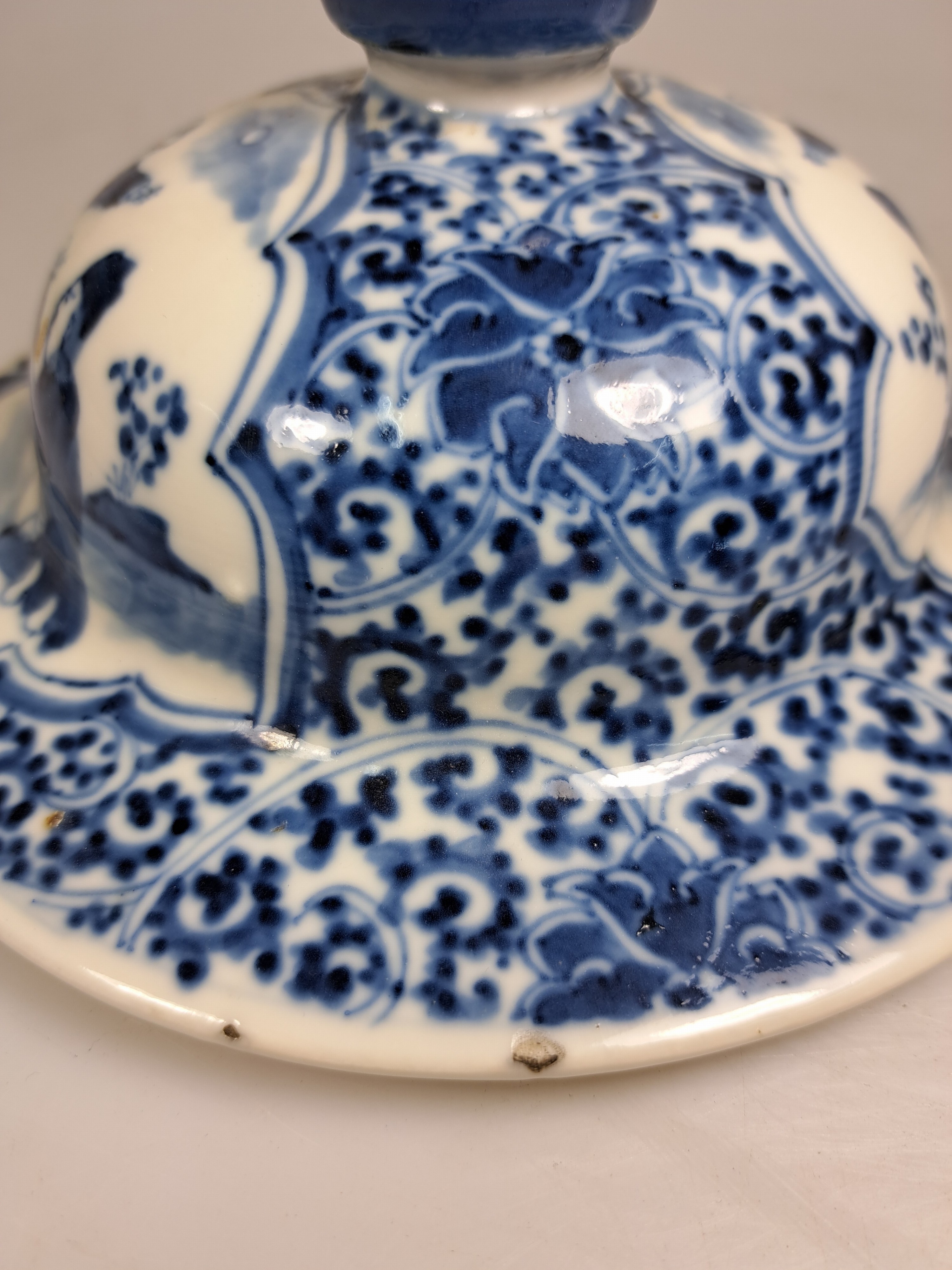 Detail r: Deckelvase mit Blaumalerei, China, 20.Jh., Porzellan, unterglasurblaue Malerei, Paar Kartuschen mit Figurenszenen, mehrfach best. H. 45cm, Bodenmarke ...
