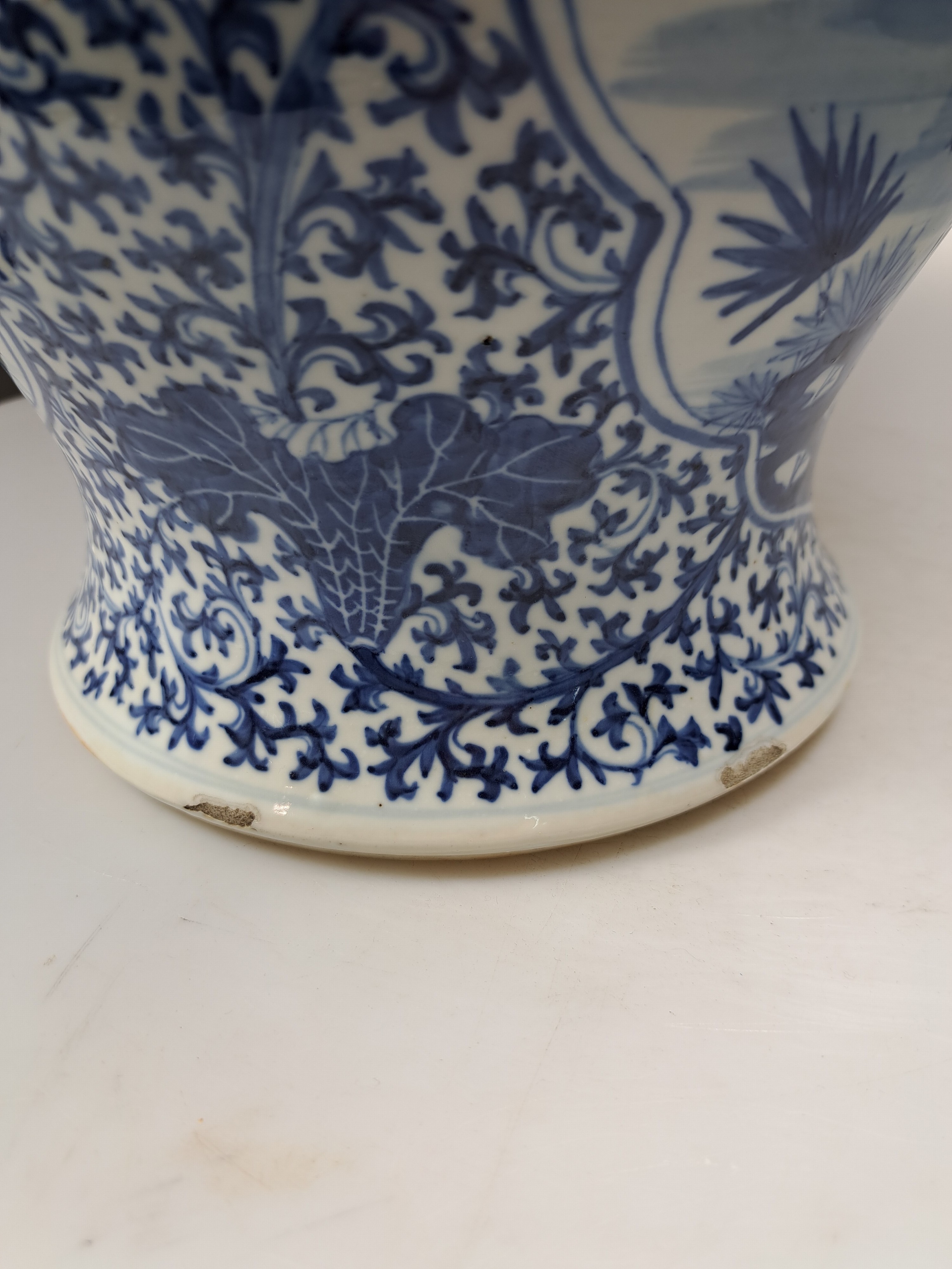 Detail v: Deckelvase mit Blaumalerei, China, 20.Jh., Porzellan, unterglasurblaue Malerei, Paar Kartuschen mit Figurenszenen, mehrfach best. H. 45cm, Bodenmarke ...