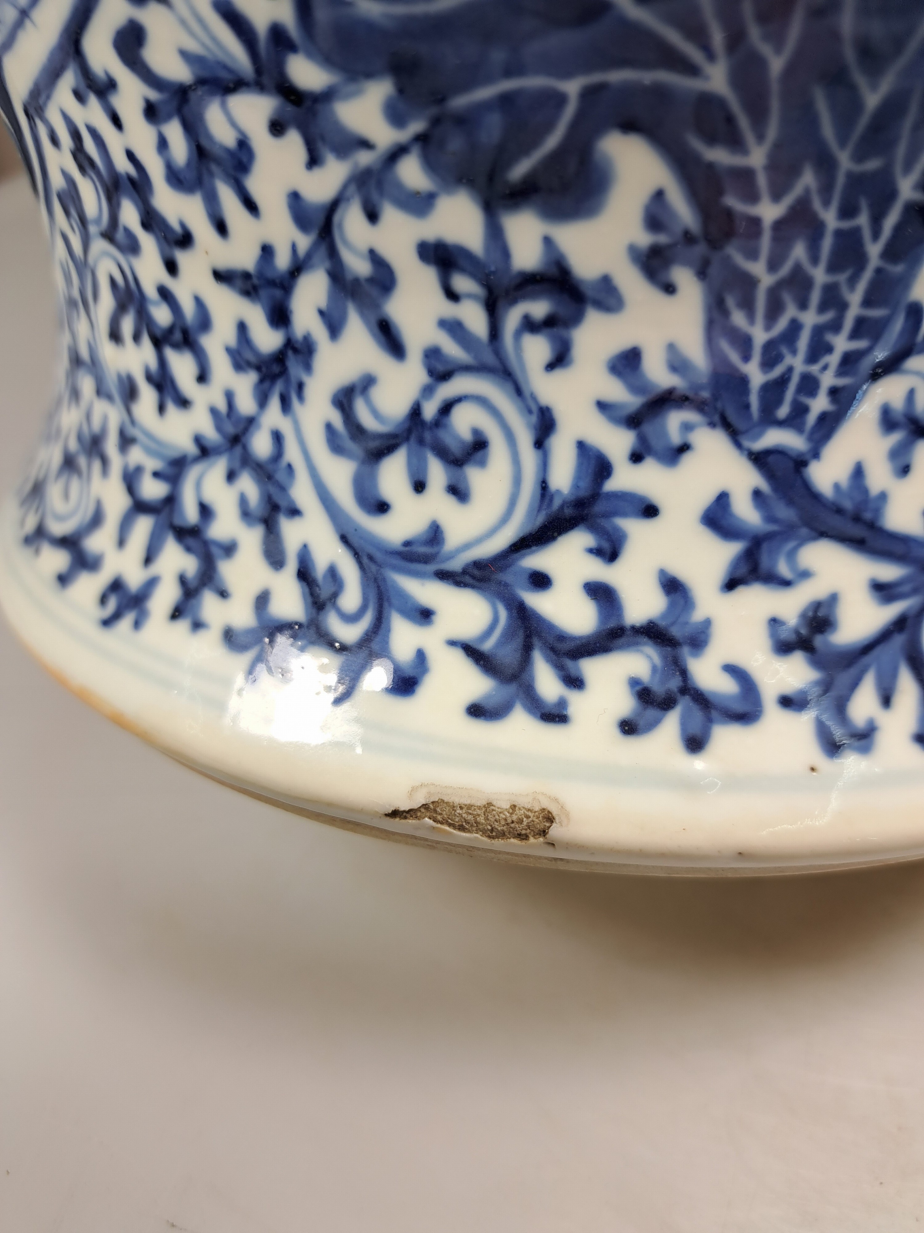 Detail w: Deckelvase mit Blaumalerei, China, 20.Jh., Porzellan, unterglasurblaue Malerei, Paar Kartuschen mit Figurenszenen, mehrfach best. H. 45cm, Bodenmarke ...