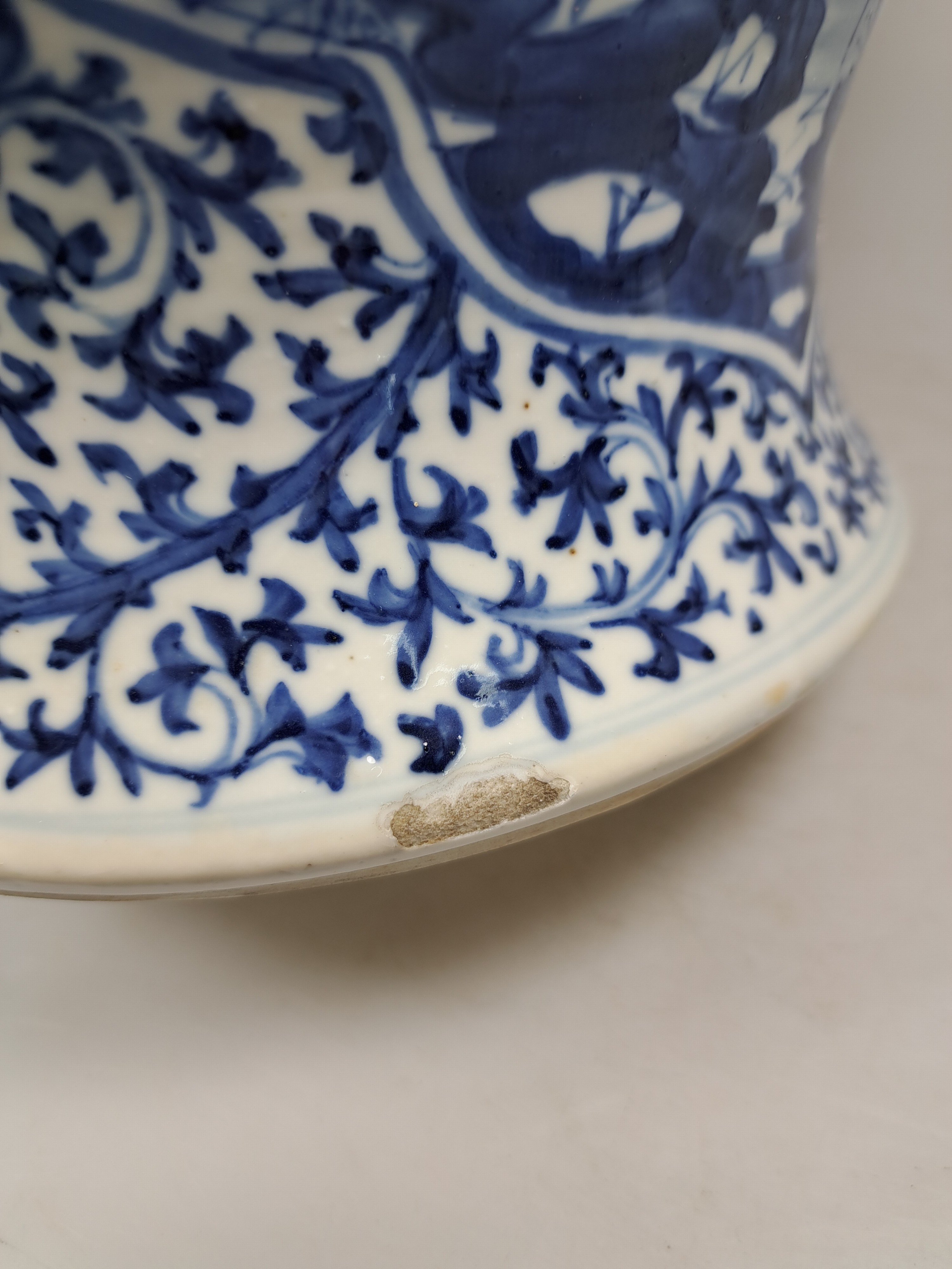 Detail x: Deckelvase mit Blaumalerei, China, 20.Jh., Porzellan, unterglasurblaue Malerei, Paar Kartuschen mit Figurenszenen, mehrfach best. H. 45cm, Bodenmarke ...