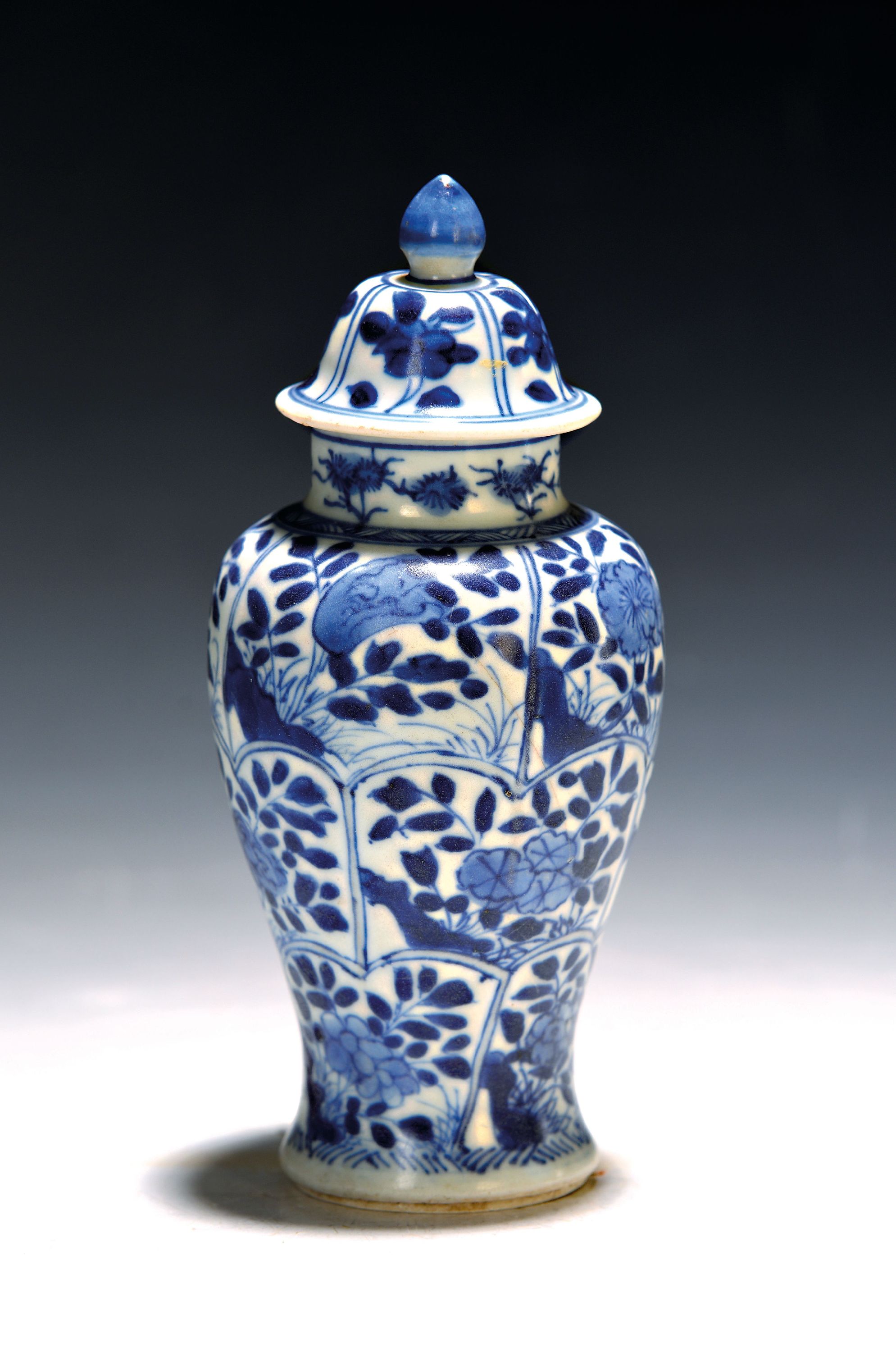 Image 27087182 - Kleine Deckelvase, China, Kangxi-Periode, Porzellan, unterglasurblaue Malerei mit ...