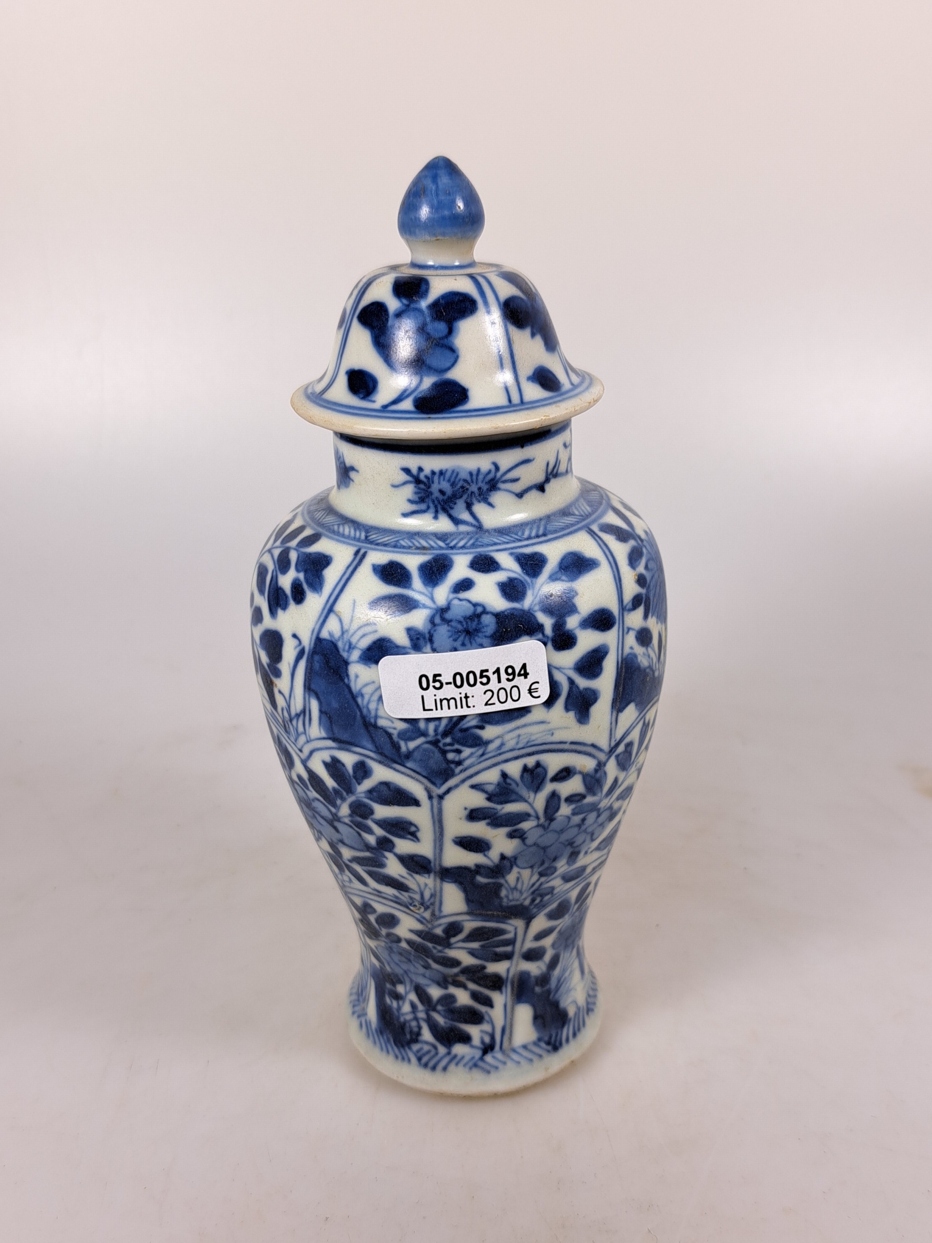 Detail a: Kleine Deckelvase, China, Kangxi-Periode, Porzellan, unterglasurblaue Malerei mit Blumenmotiven in schuppenförmigen Kartuschen, entsprechende ...