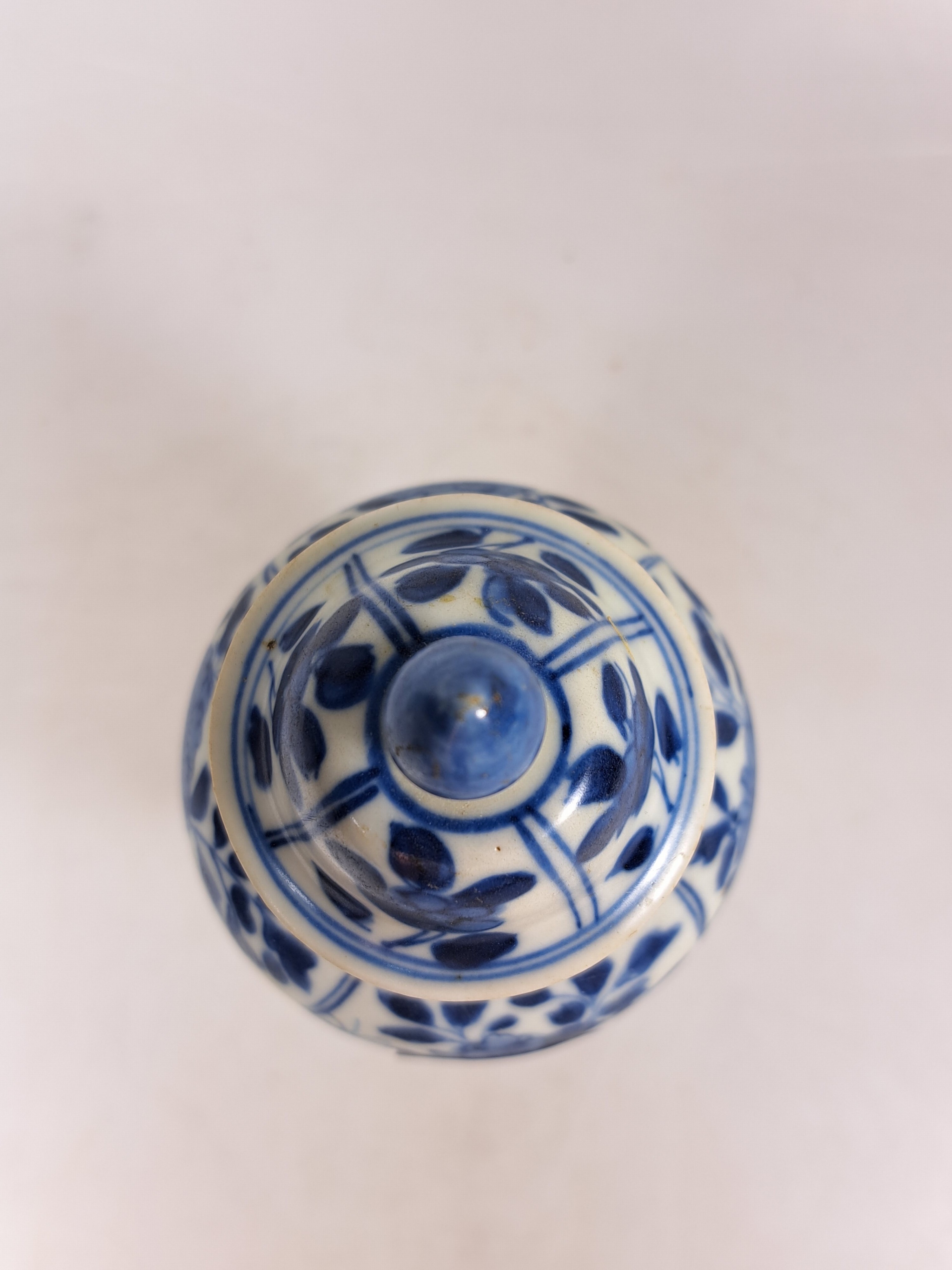 Detail b: Kleine Deckelvase, China, Kangxi-Periode, Porzellan, unterglasurblaue Malerei mit Blumenmotiven in schuppenförmigen Kartuschen, entsprechende ...