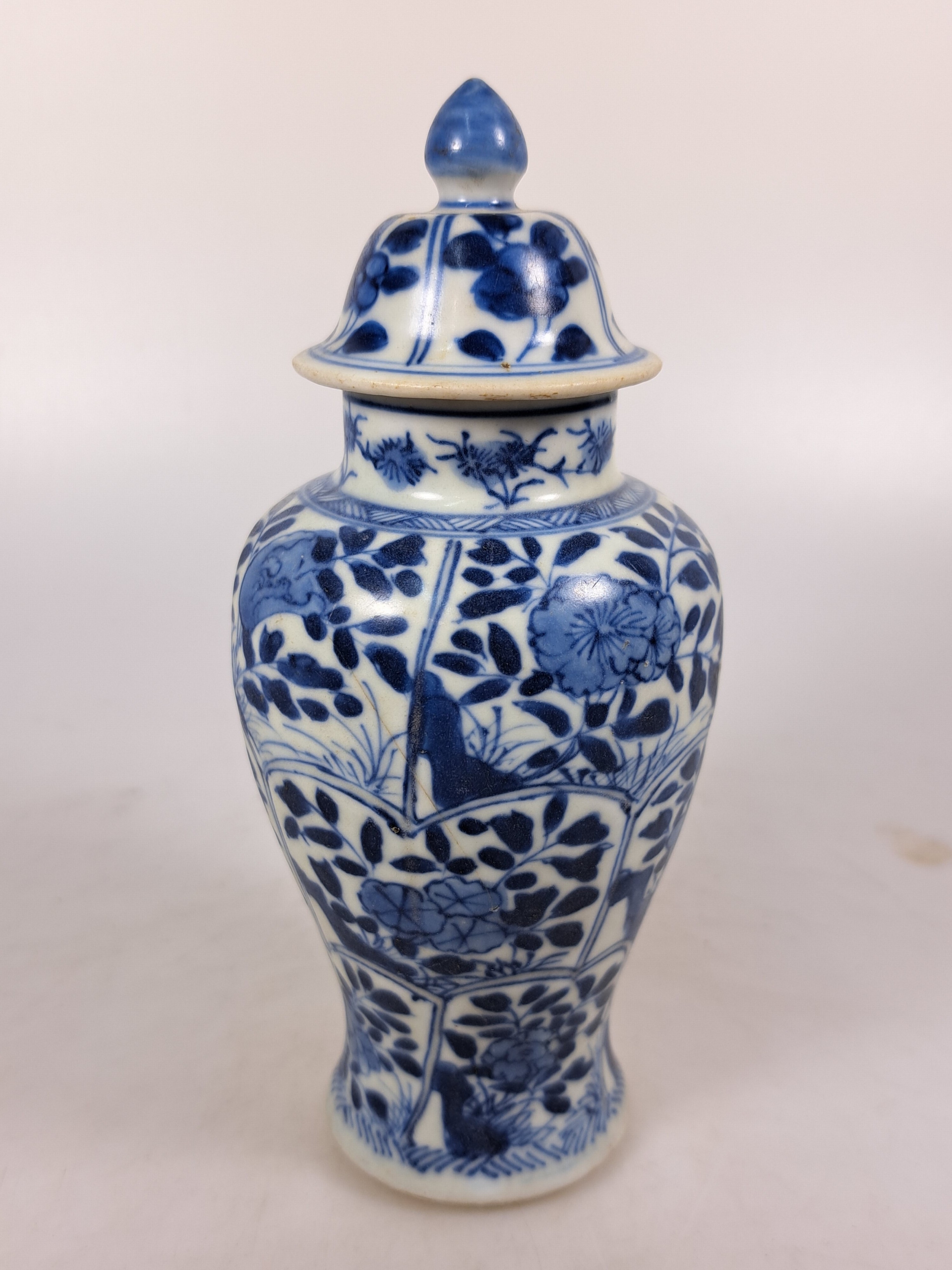Detail c: Kleine Deckelvase, China, Kangxi-Periode, Porzellan, unterglasurblaue Malerei mit Blumenmotiven in schuppenförmigen Kartuschen, entsprechende ...