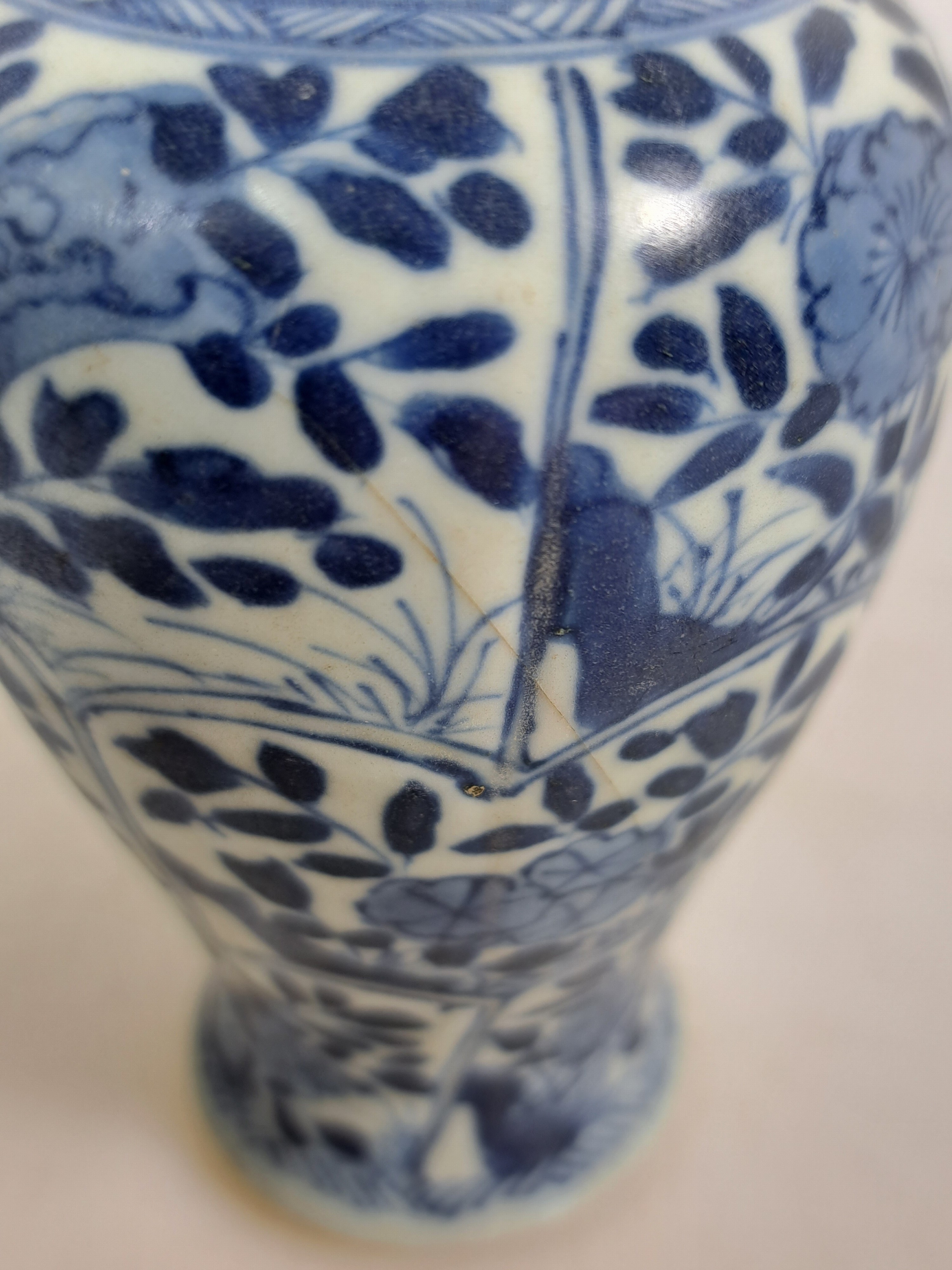 Detail d: Kleine Deckelvase, China, Kangxi-Periode, Porzellan, unterglasurblaue Malerei mit Blumenmotiven in schuppenförmigen Kartuschen, entsprechende ...