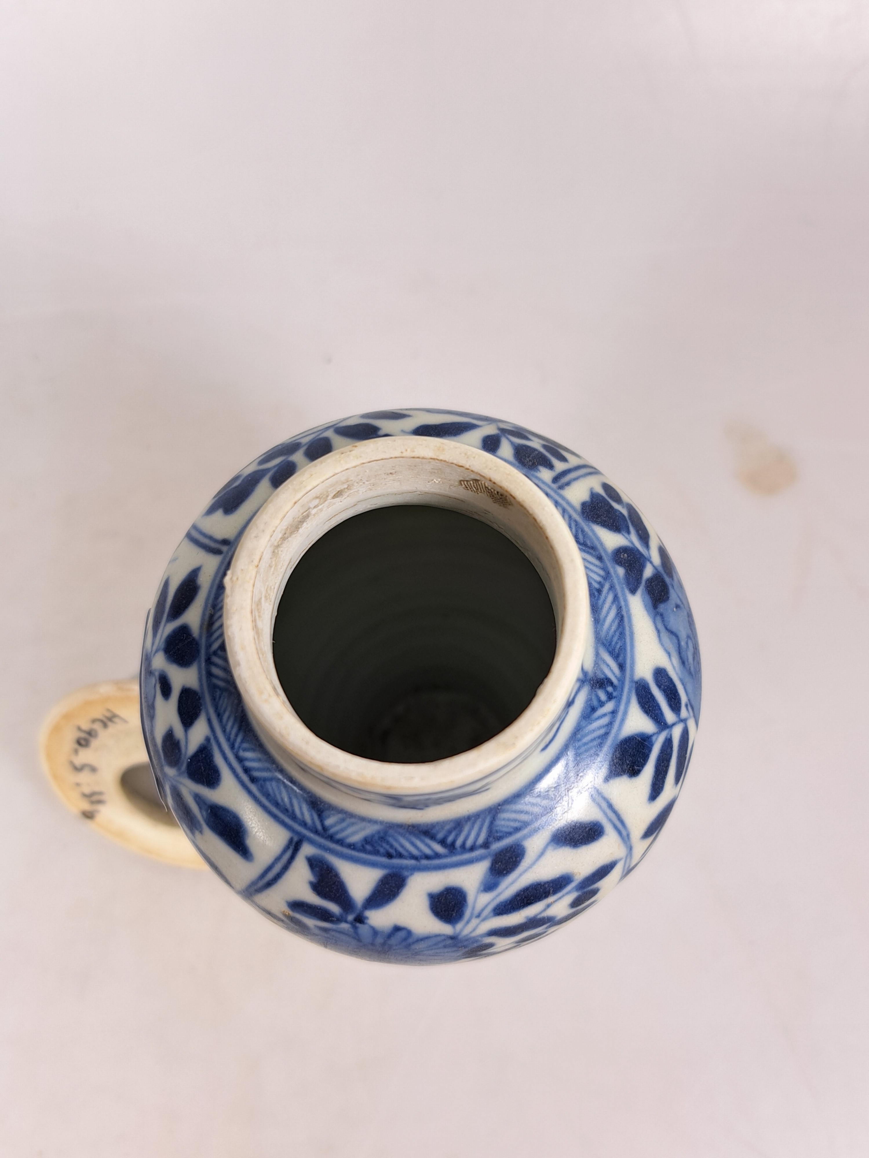 Detail e: Kleine Deckelvase, China, Kangxi-Periode, Porzellan, unterglasurblaue Malerei mit Blumenmotiven in schuppenförmigen Kartuschen, entsprechende ...