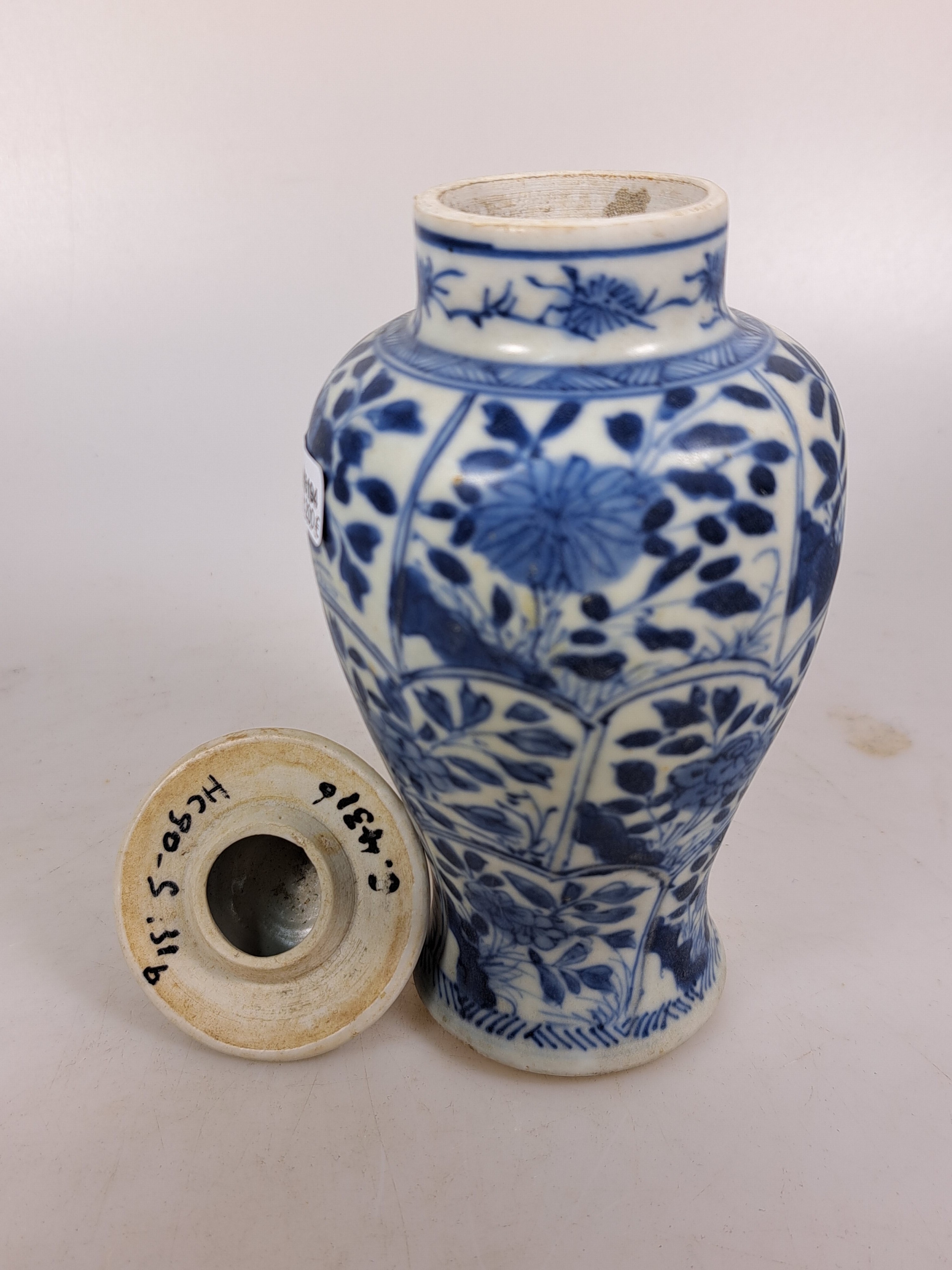 Detail f: Kleine Deckelvase, China, Kangxi-Periode, Porzellan, unterglasurblaue Malerei mit Blumenmotiven in schuppenförmigen Kartuschen, entsprechende ...