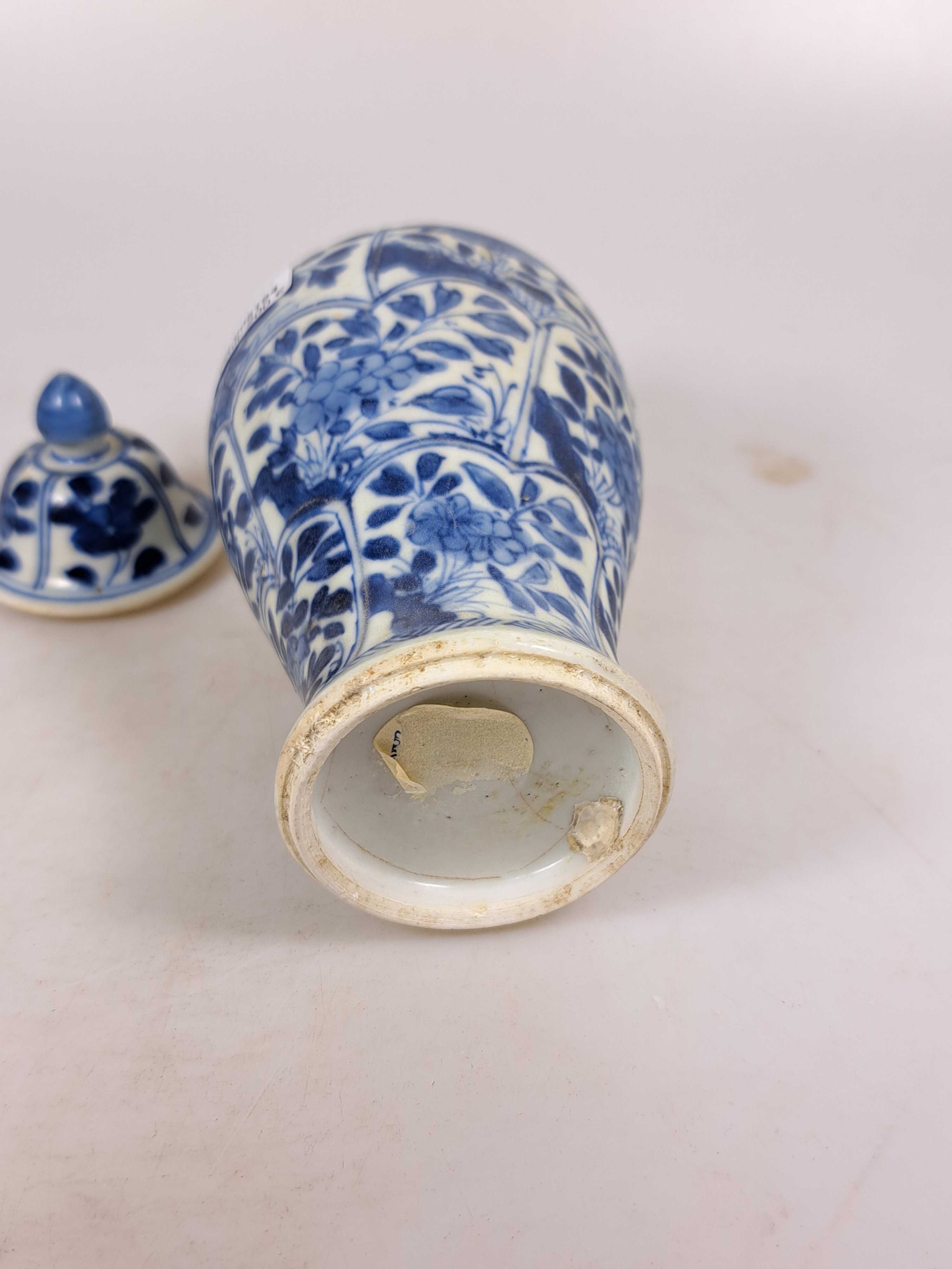 Detail g: Kleine Deckelvase, China, Kangxi-Periode, Porzellan, unterglasurblaue Malerei mit Blumenmotiven in schuppenförmigen Kartuschen, entsprechende ...