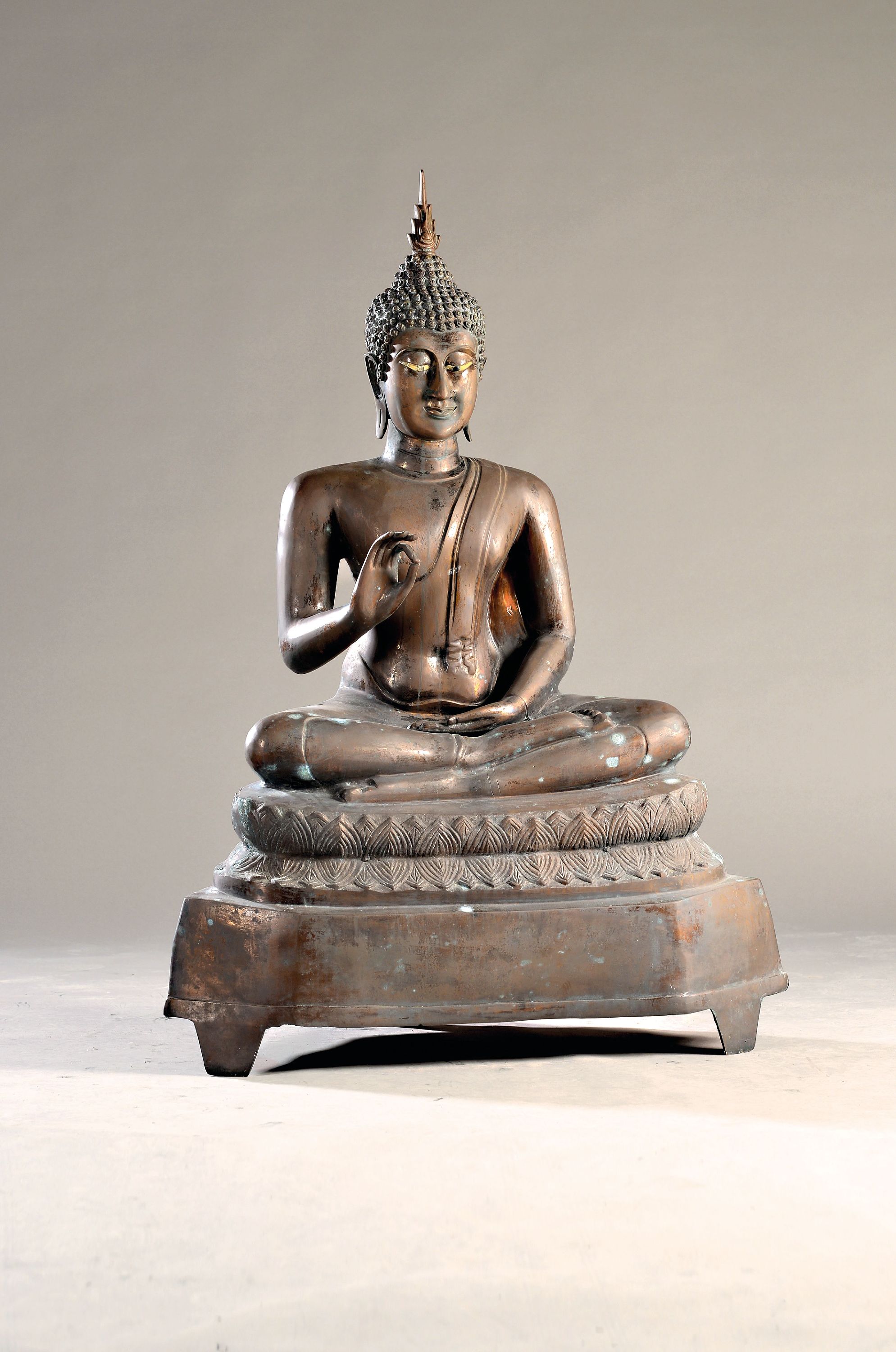 Image 27087183 - Monumentaler Buddha, Burma, 2. Hälfte 20. Jh., Bronze, sitzend auf Lotussockel, Abhaya ...
