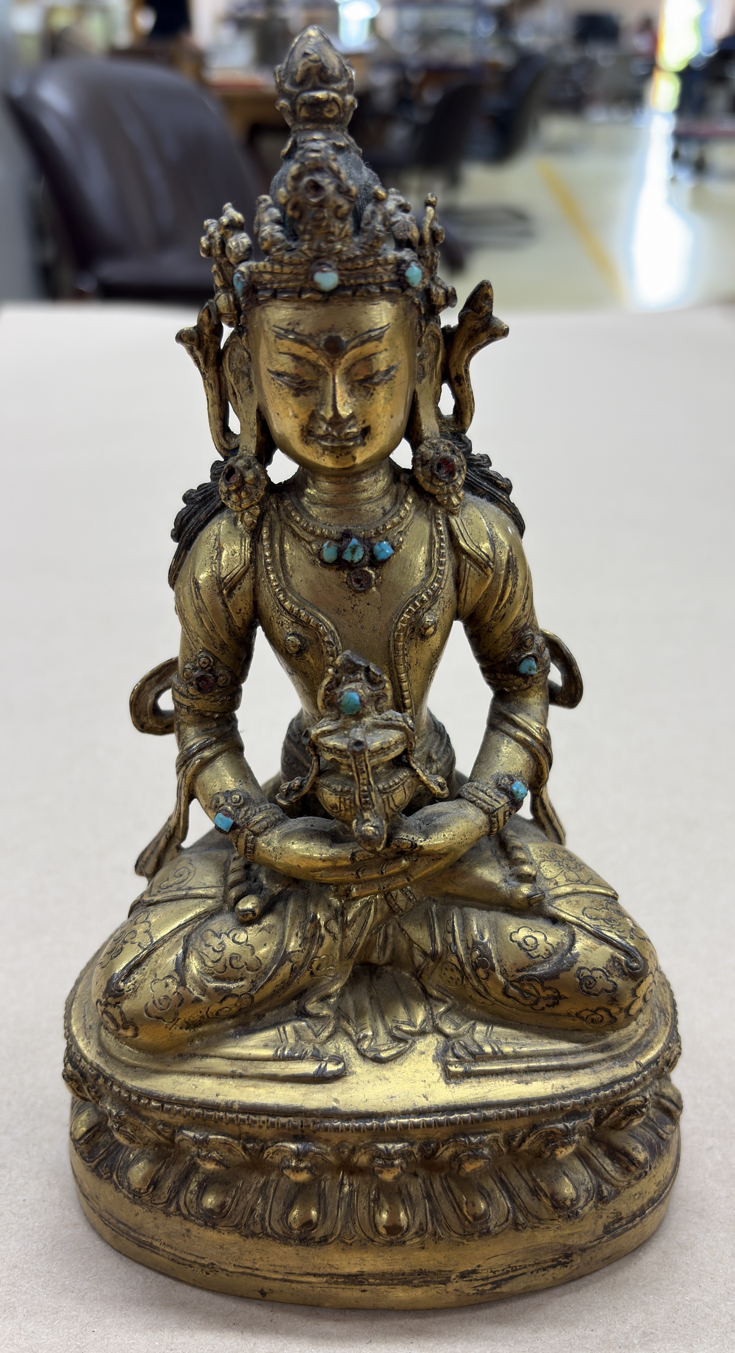 Detail a: Amitayus mit Amrita-Gefäß, Tibet, 1.Hälfte 19.Jh., Bronze feuervergoldet, Besatz mit Türkisen, doppelter Lotussockel, Boden verschlossen, ca. ...
