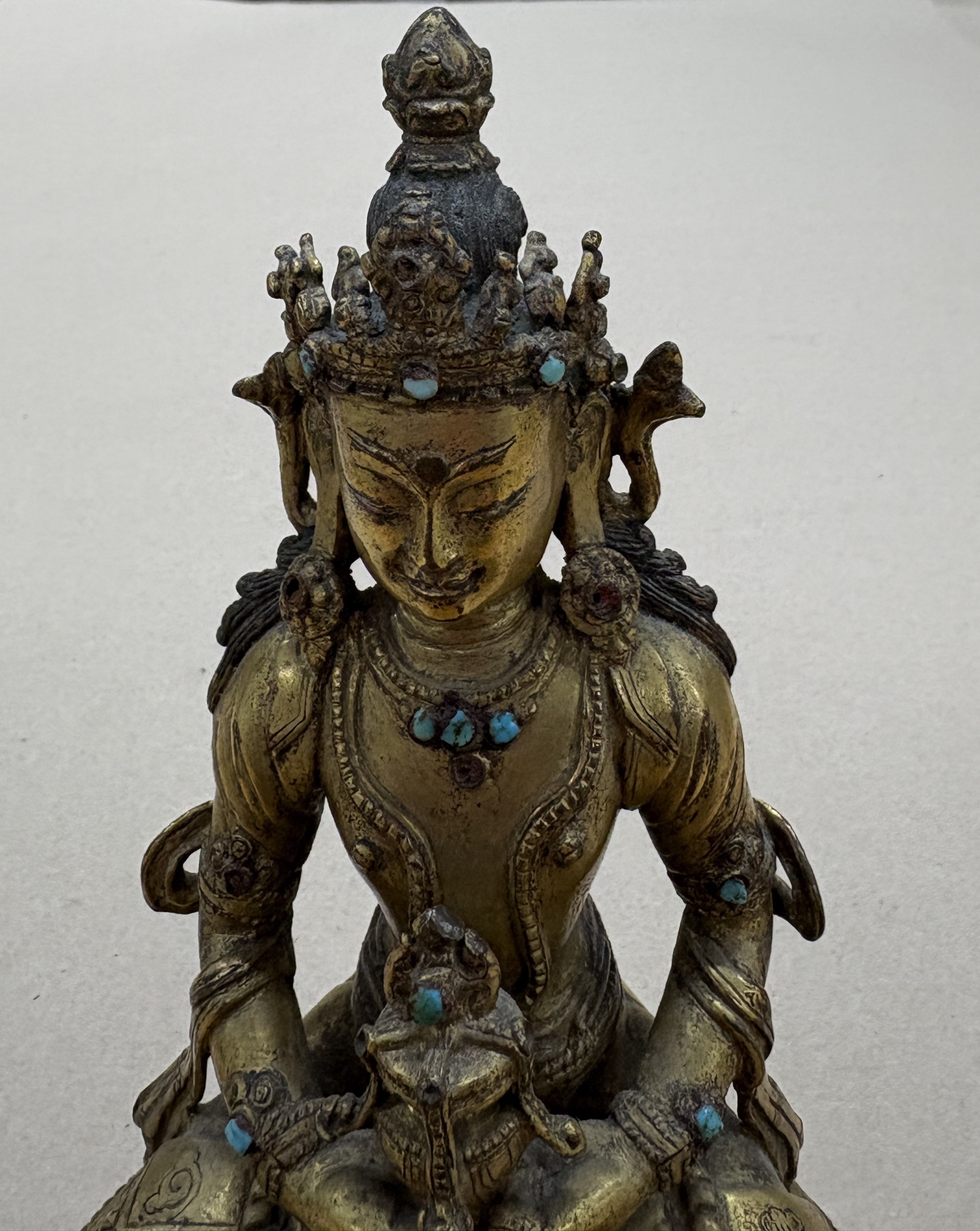 Detail b: Amitayus mit Amrita-Gefäß, Tibet, 1.Hälfte 19.Jh., Bronze feuervergoldet, Besatz mit Türkisen, doppelter Lotussockel, Boden verschlossen, ca. ...