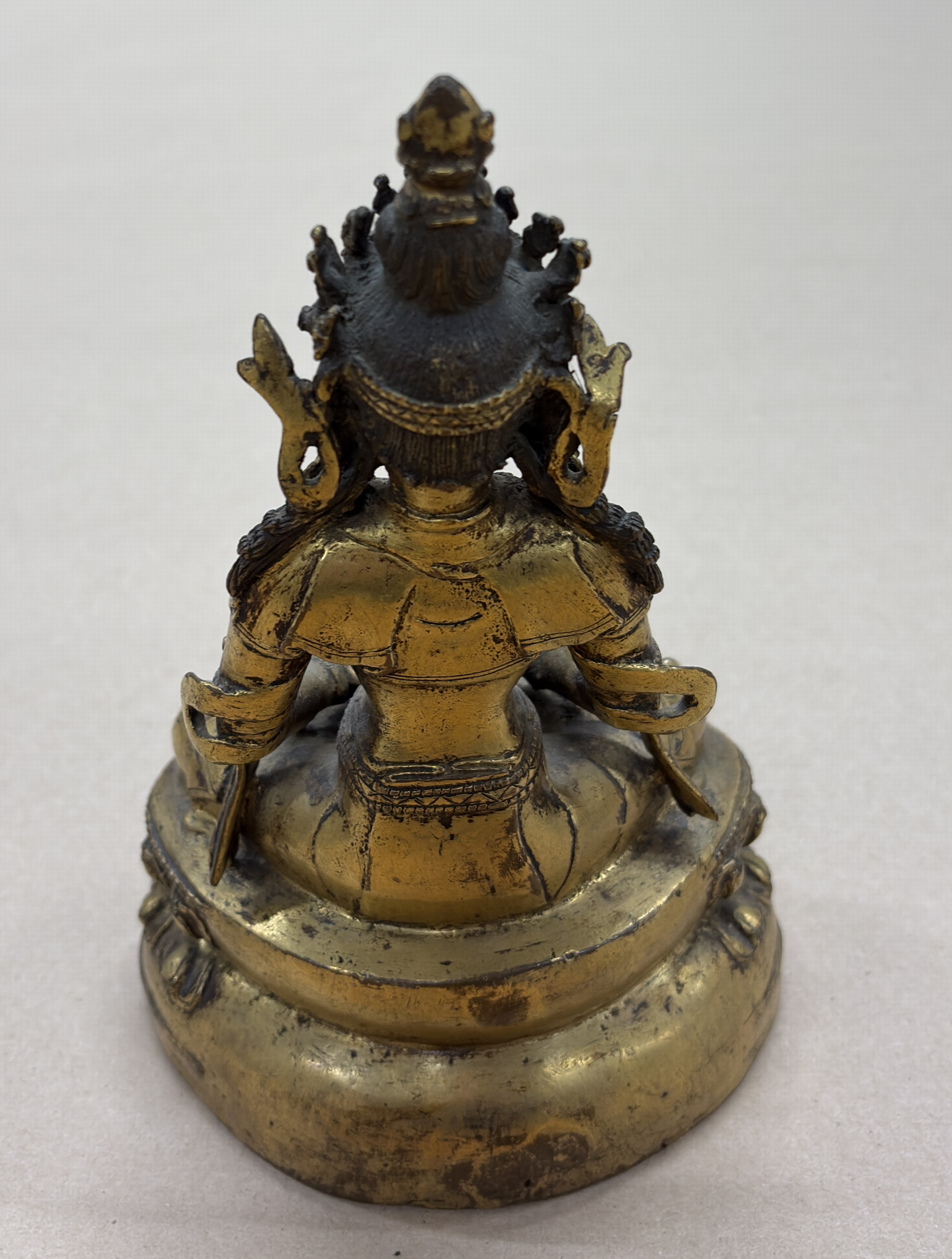 Detail c: Amitayus mit Amrita-Gefäß, Tibet, 1.Hälfte 19.Jh., Bronze feuervergoldet, Besatz mit Türkisen, doppelter Lotussockel, Boden verschlossen, ca. ...