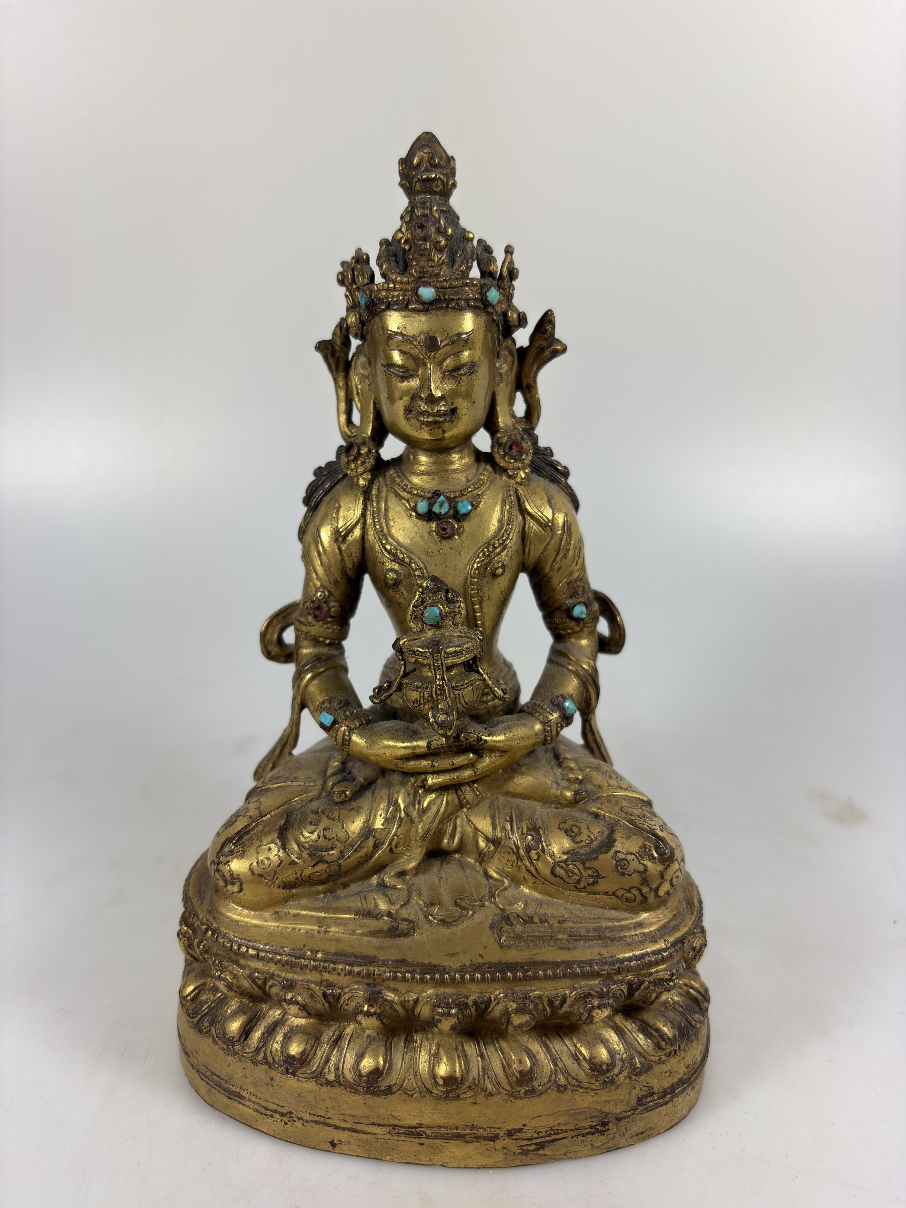 Detail f: Amitayus mit Amrita-Gefäß, Tibet, 1.Hälfte 19.Jh., Bronze feuervergoldet, Besatz mit Türkisen, doppelter Lotussockel, Boden verschlossen, ca. ...