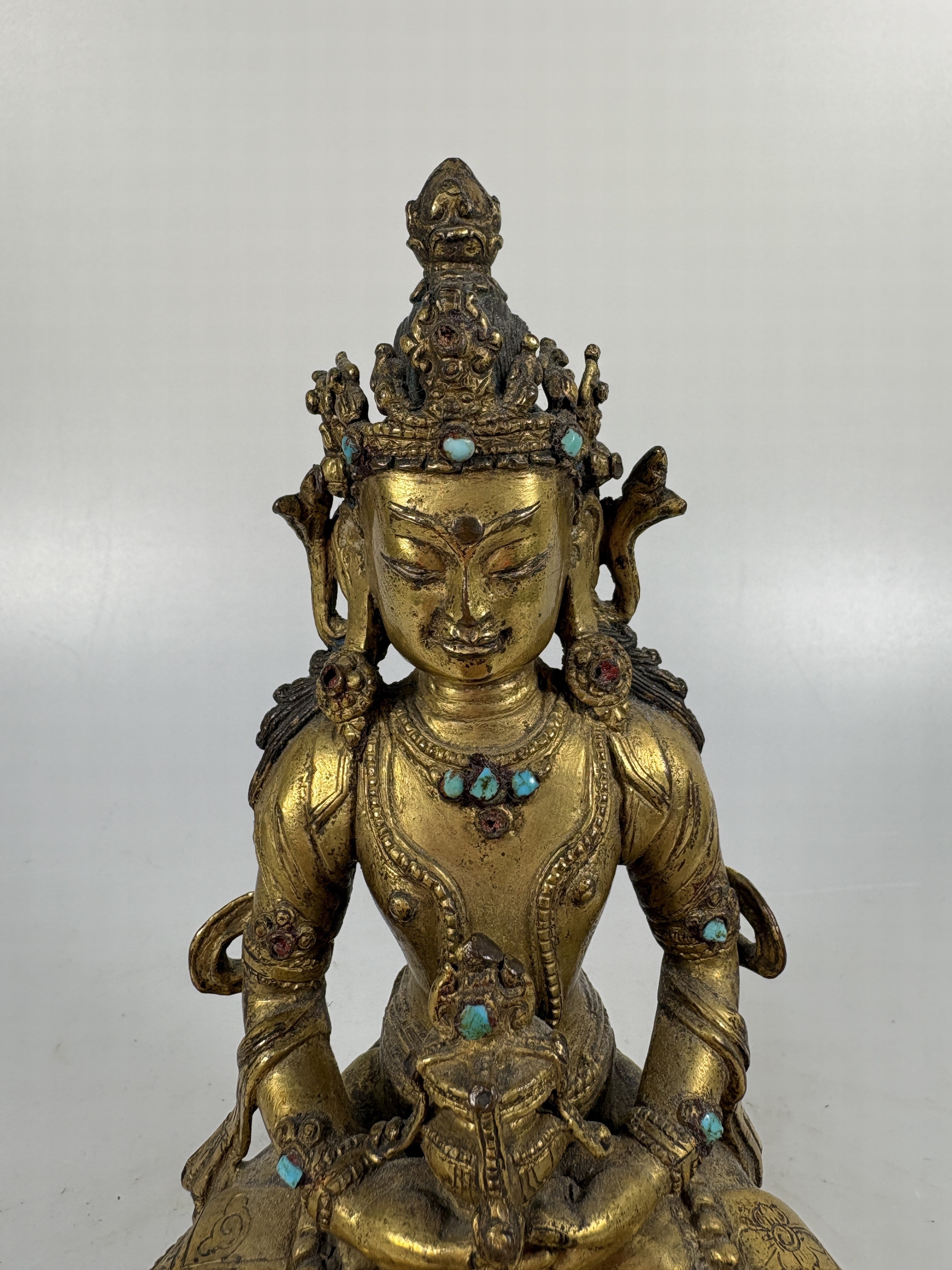 Detail g: Amitayus mit Amrita-Gefäß, Tibet, 1.Hälfte 19.Jh., Bronze feuervergoldet, Besatz mit Türkisen, doppelter Lotussockel, Boden verschlossen, ca. ...