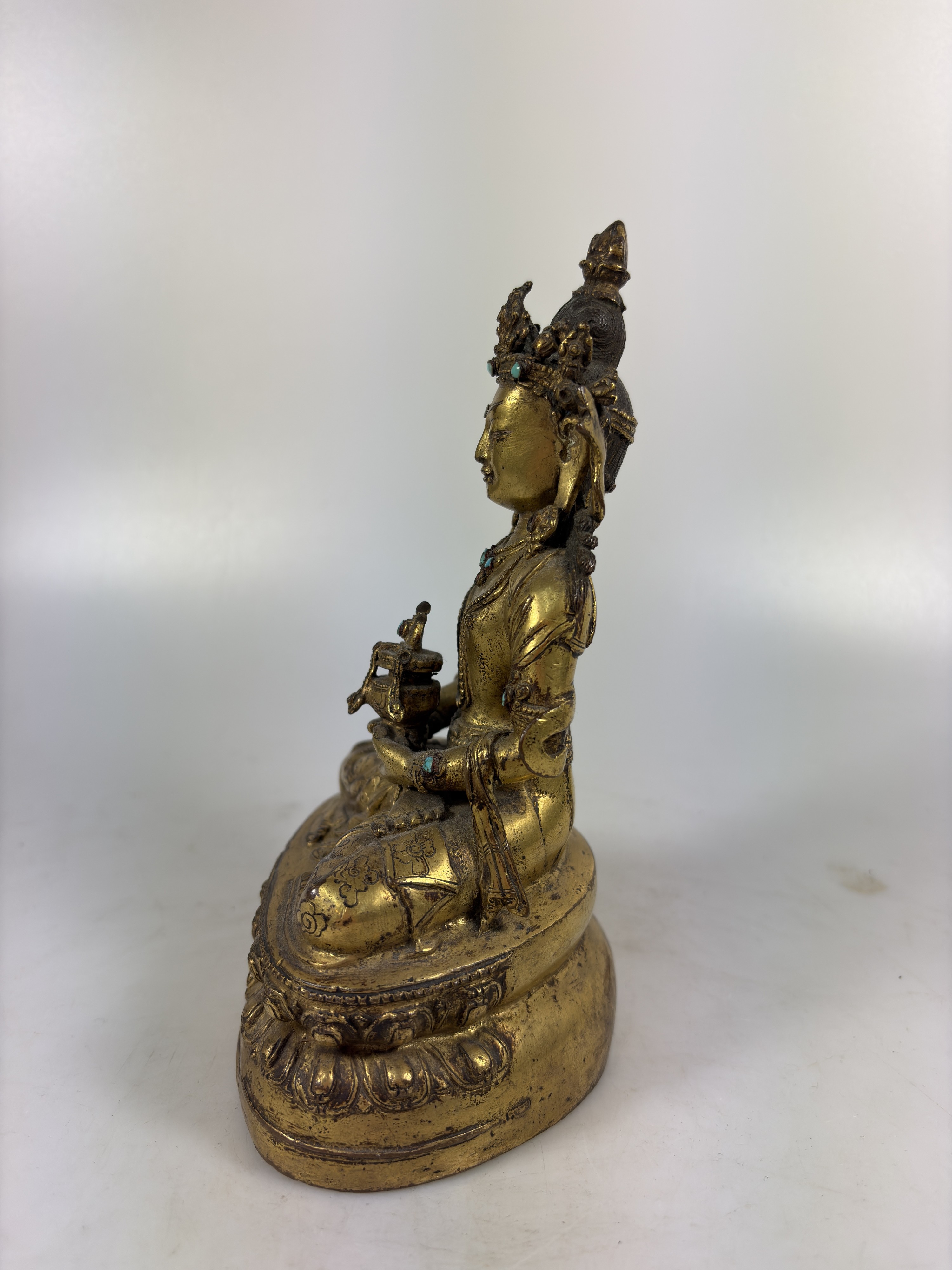 Detail h: Amitayus mit Amrita-Gefäß, Tibet, 1.Hälfte 19.Jh., Bronze feuervergoldet, Besatz mit Türkisen, doppelter Lotussockel, Boden verschlossen, ca. ...