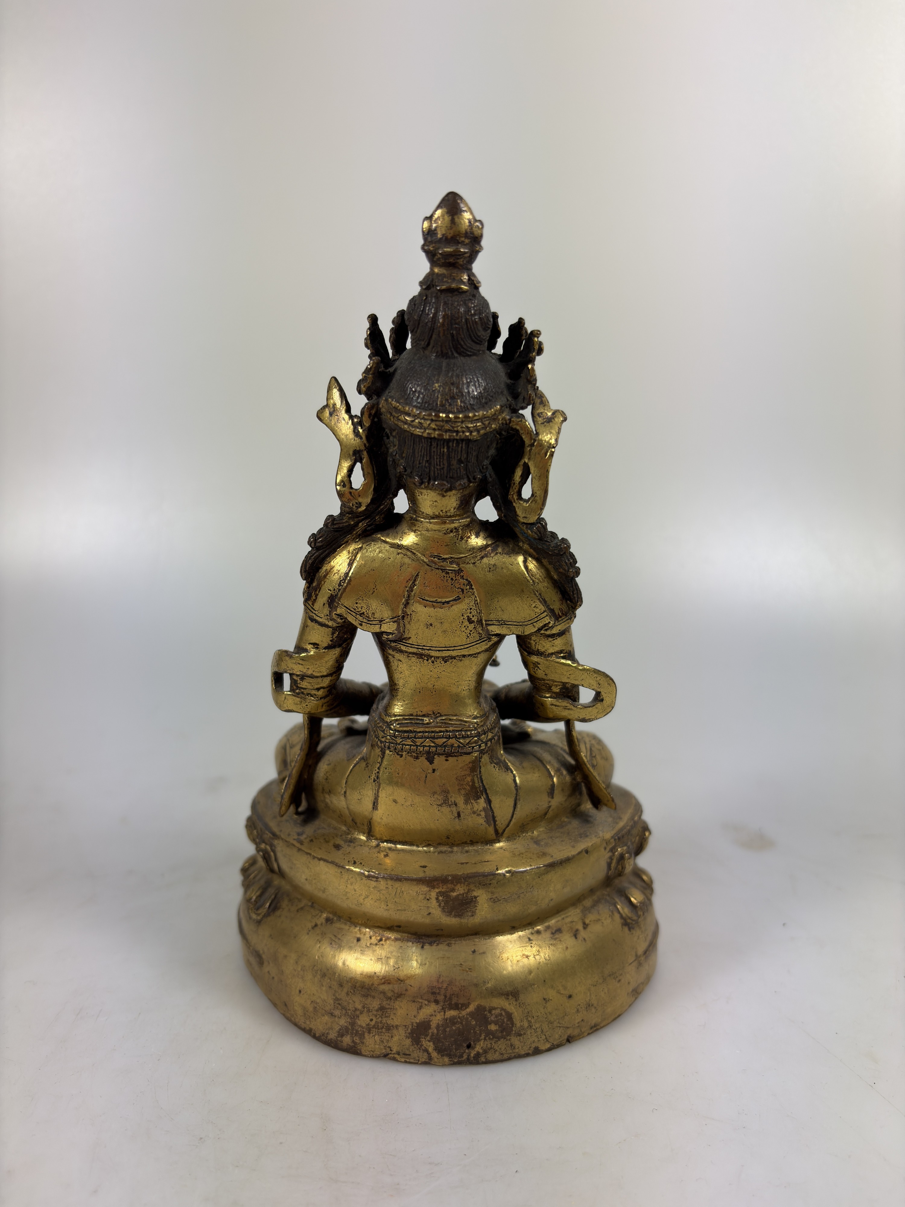 Detail i: Amitayus mit Amrita-Gefäß, Tibet, 1.Hälfte 19.Jh., Bronze feuervergoldet, Besatz mit Türkisen, doppelter Lotussockel, Boden verschlossen, ca. ...