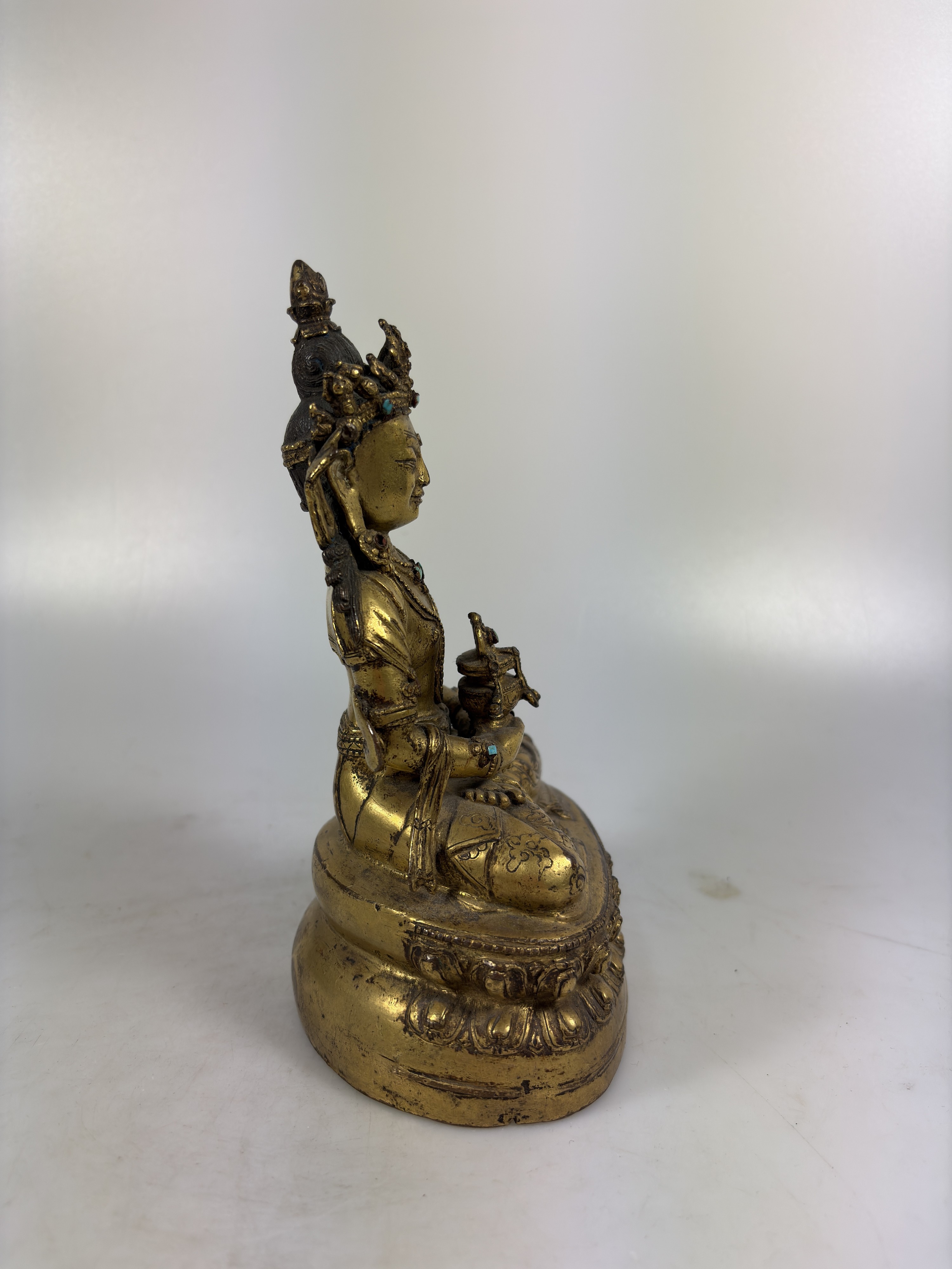 Detail j: Amitayus mit Amrita-Gefäß, Tibet, 1.Hälfte 19.Jh., Bronze feuervergoldet, Besatz mit Türkisen, doppelter Lotussockel, Boden verschlossen, ca. ...
