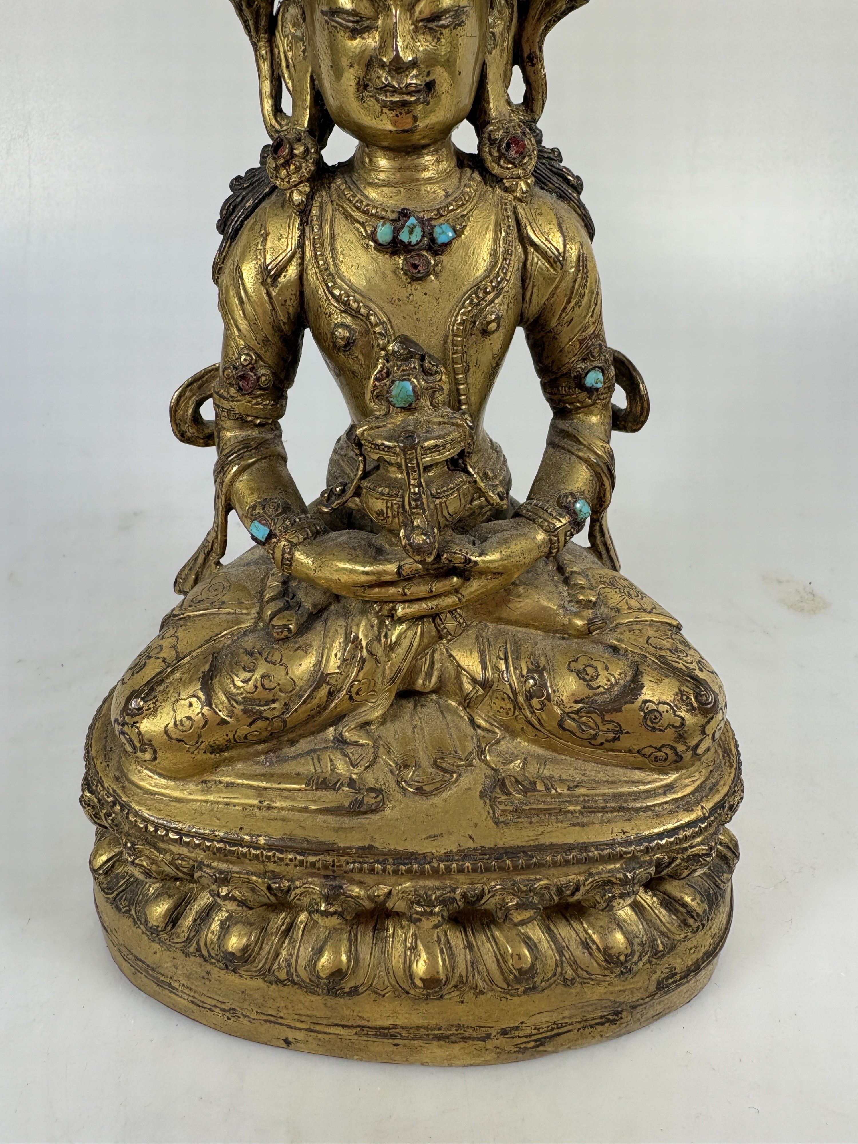 Detail l: Amitayus mit Amrita-Gefäß, Tibet, 1.Hälfte 19.Jh., Bronze feuervergoldet, Besatz mit Türkisen, doppelter Lotussockel, Boden verschlossen, ca. ...