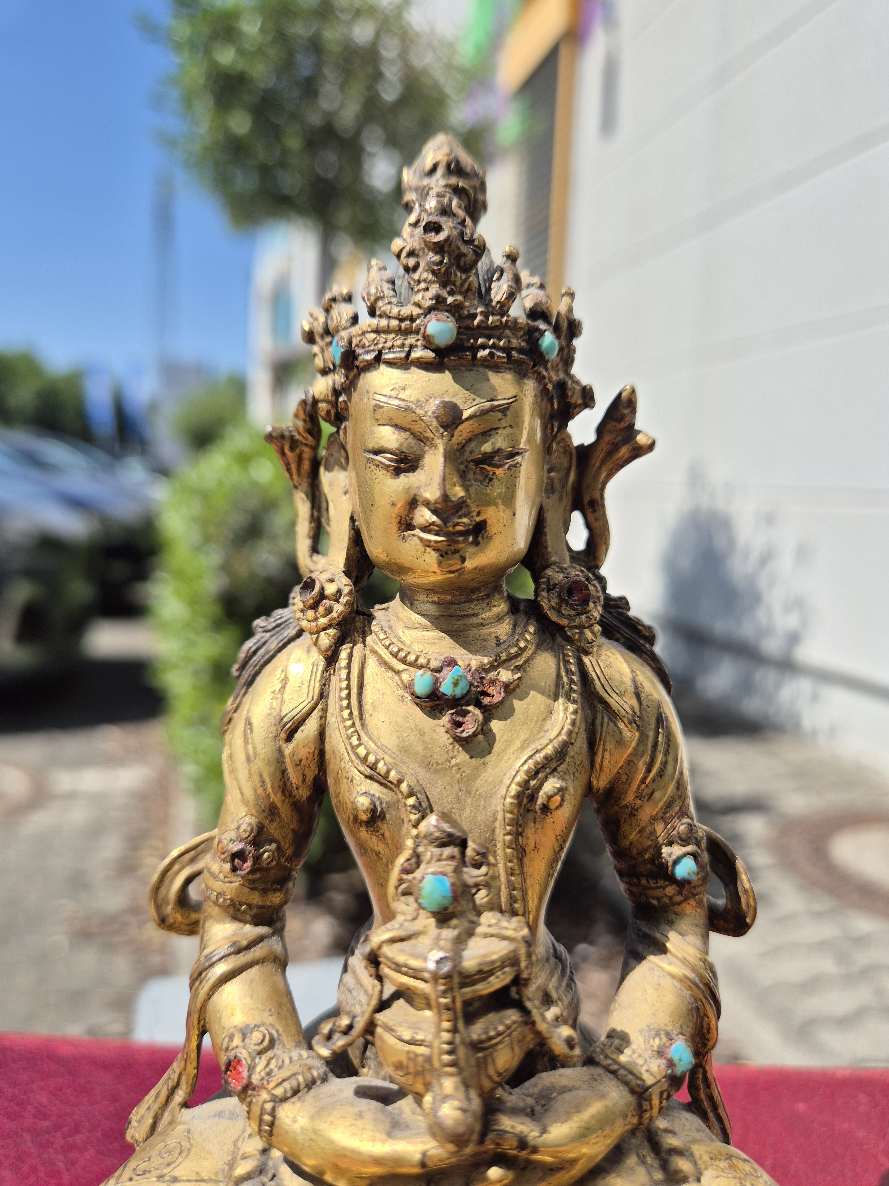 Detail n: Amitayus mit Amrita-Gefäß, Tibet, 1.Hälfte 19.Jh., Bronze feuervergoldet, Besatz mit Türkisen, doppelter Lotussockel, Boden verschlossen, ca. ...