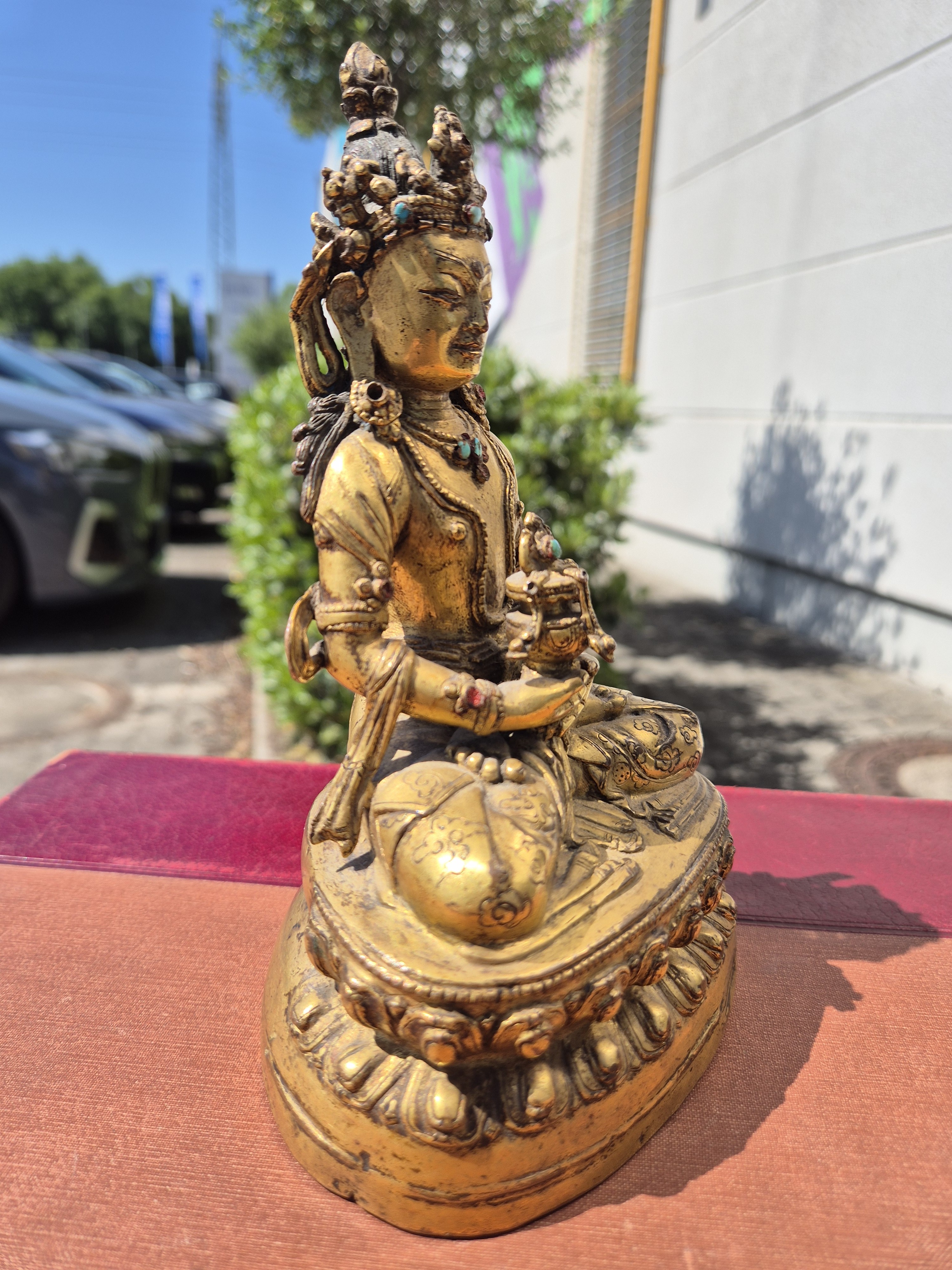 Detail o: Amitayus mit Amrita-Gefäß, Tibet, 1.Hälfte 19.Jh., Bronze feuervergoldet, Besatz mit Türkisen, doppelter Lotussockel, Boden verschlossen, ca. ...