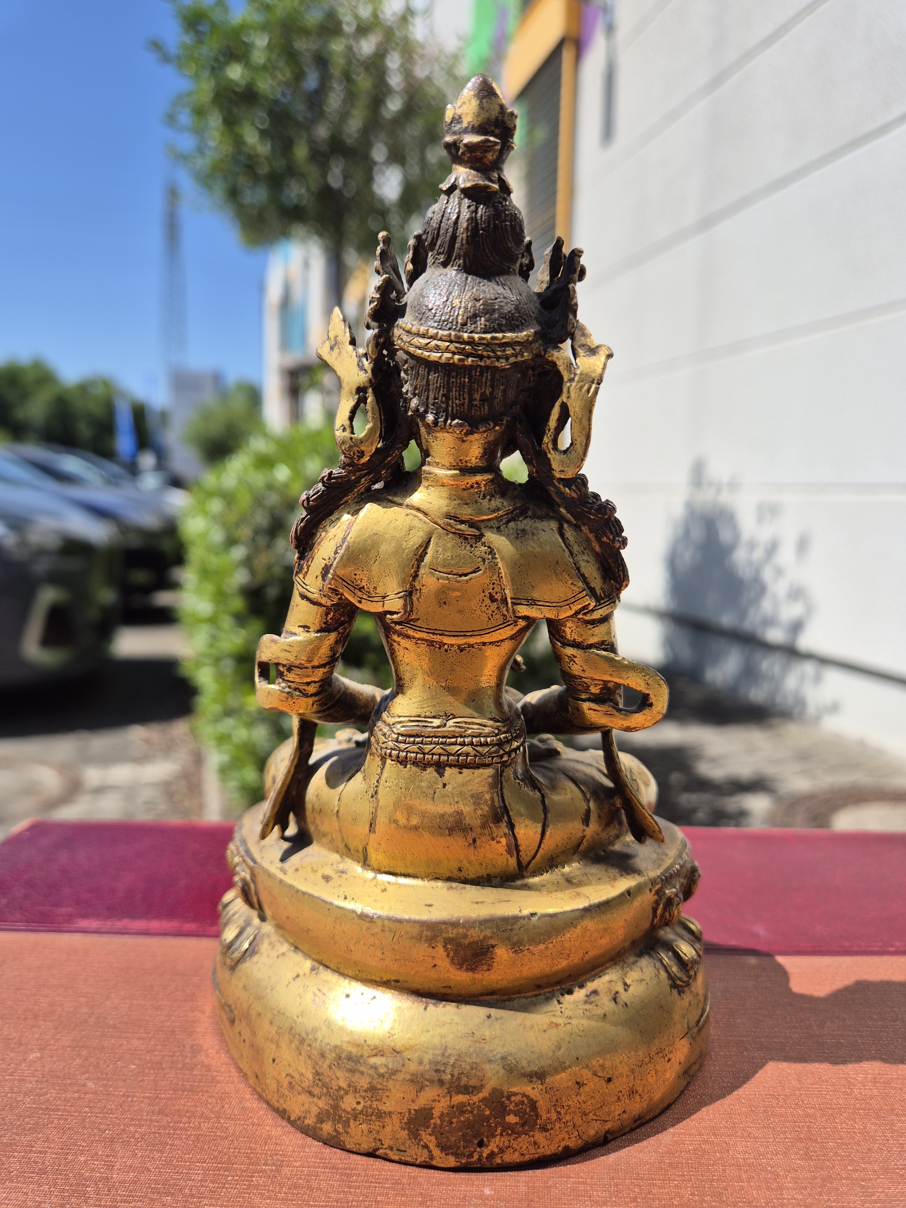 Detail p: Amitayus mit Amrita-Gefäß, Tibet, 1.Hälfte 19.Jh., Bronze feuervergoldet, Besatz mit Türkisen, doppelter Lotussockel, Boden verschlossen, ca. ...